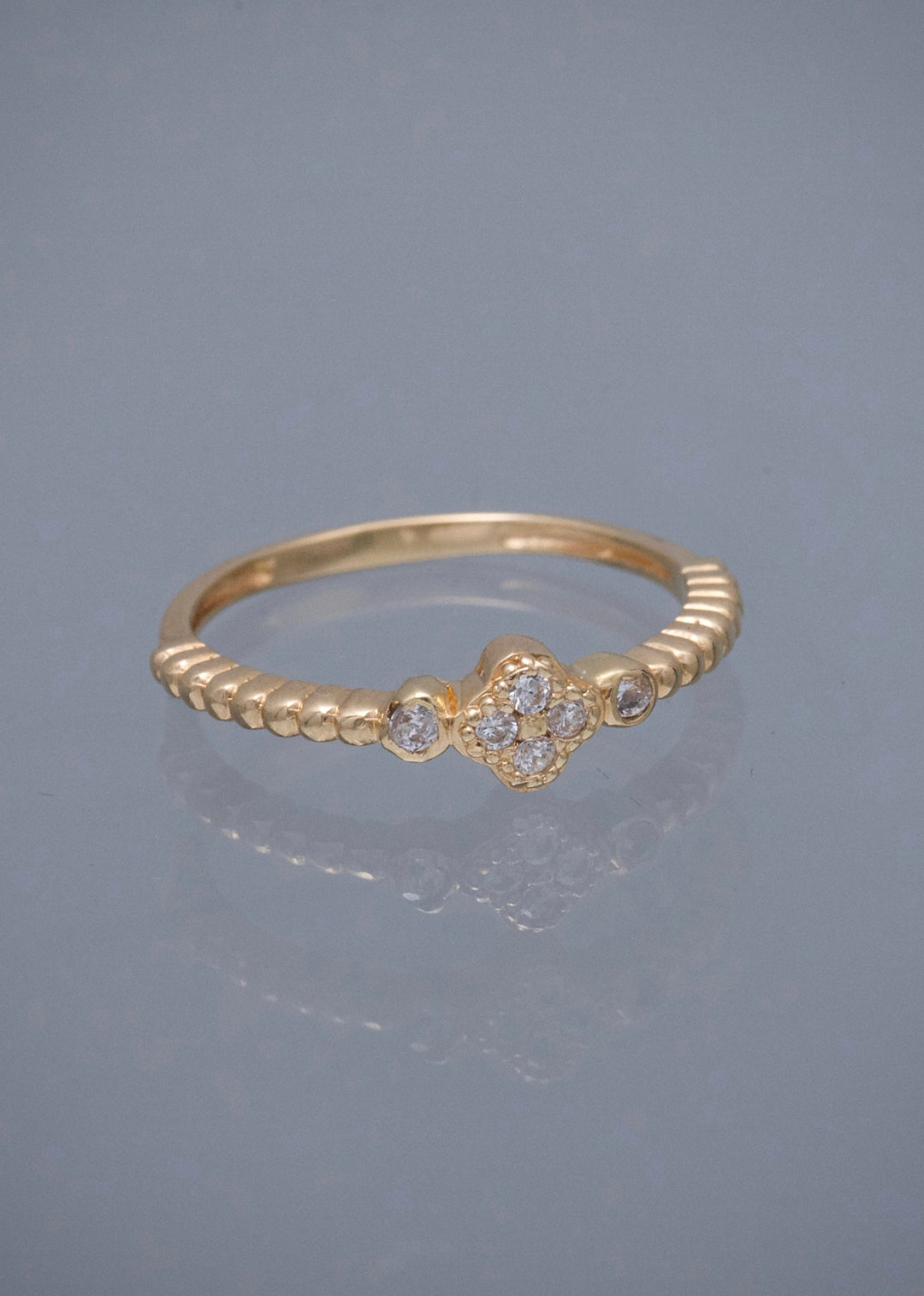 Anillo Lucky Clover con Swarovski Blanco 2.1gr / Talla 7 — Oro Amarillo