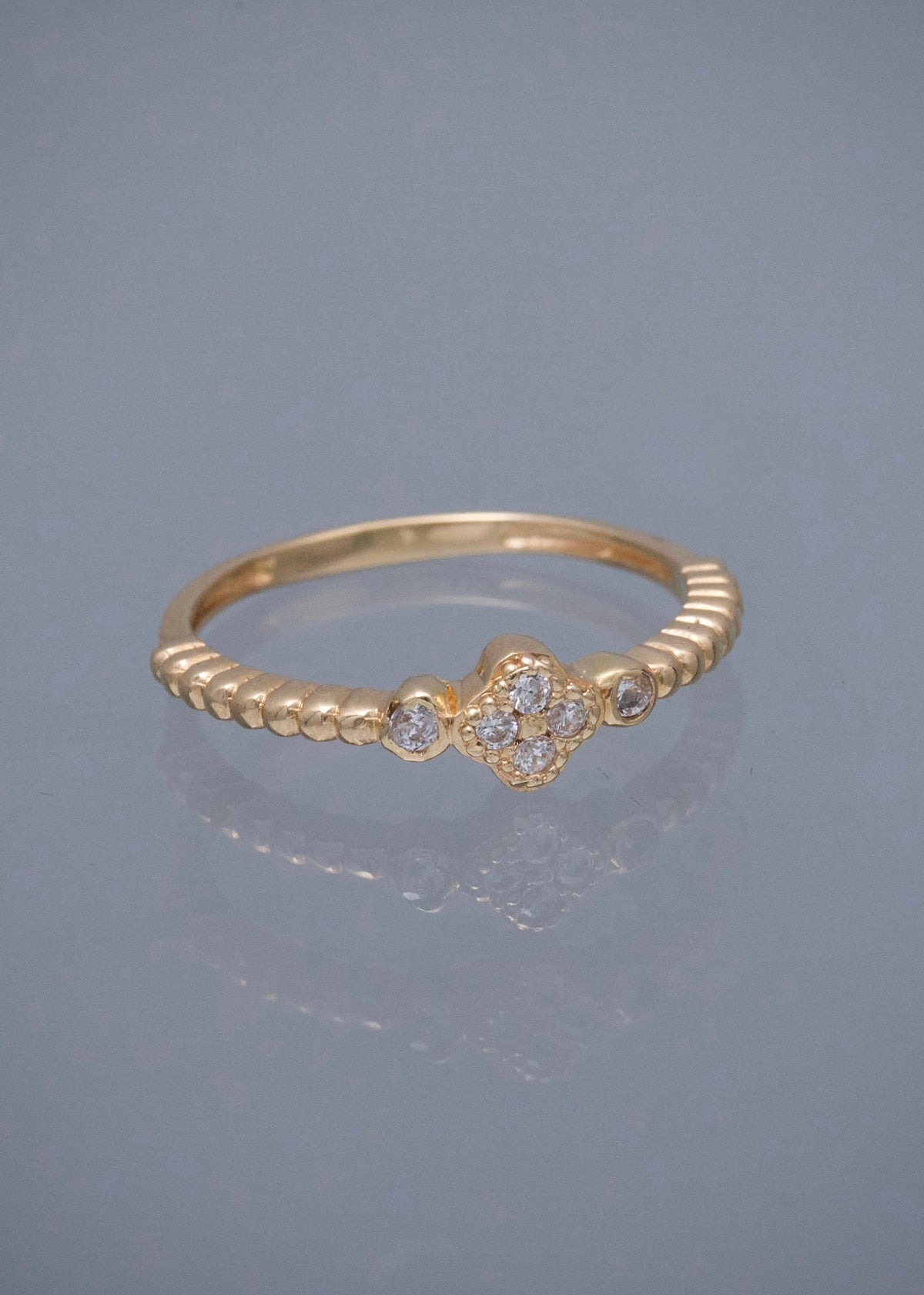 Anillo Lucky Clover con Swarovski Blanco 2.1gr / Talla 7 — Oro Amarillo