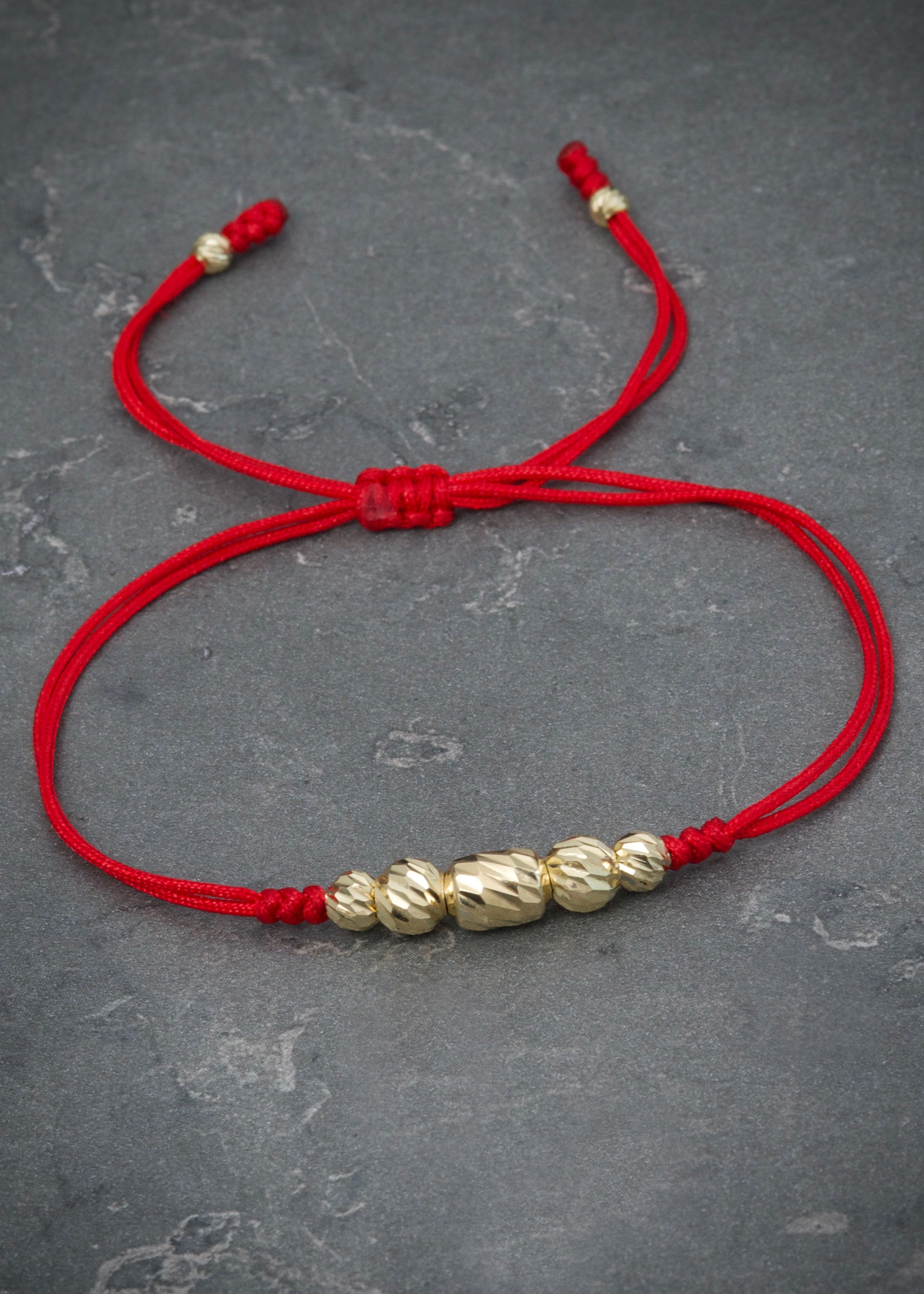 Pulsera en hilo rojo con bolas diamantadas 0.75gr / Oro Amarillo (Joya) M