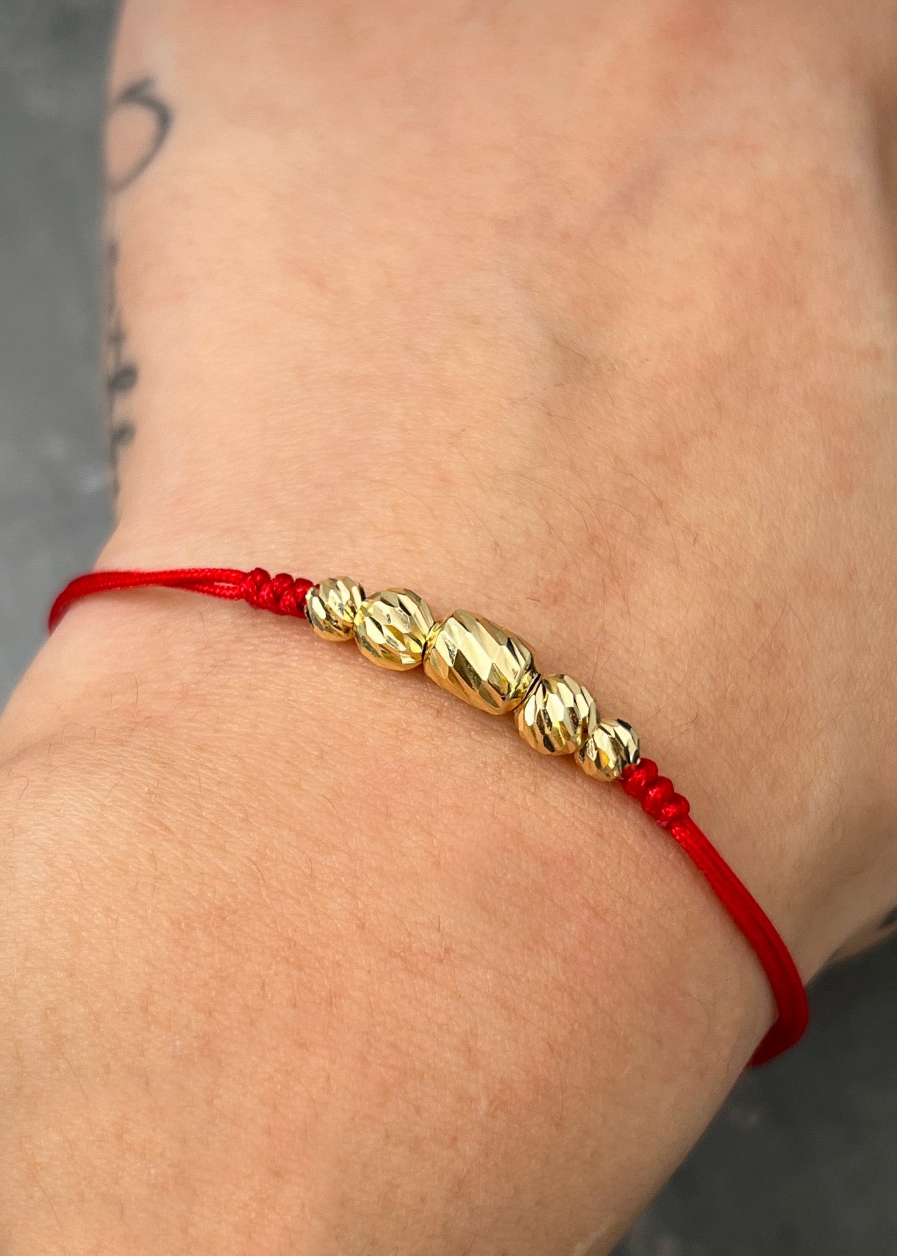 Pulsera en hilo rojo con bolas diamantadas 0.75gr / Oro Amarillo (Joya) M