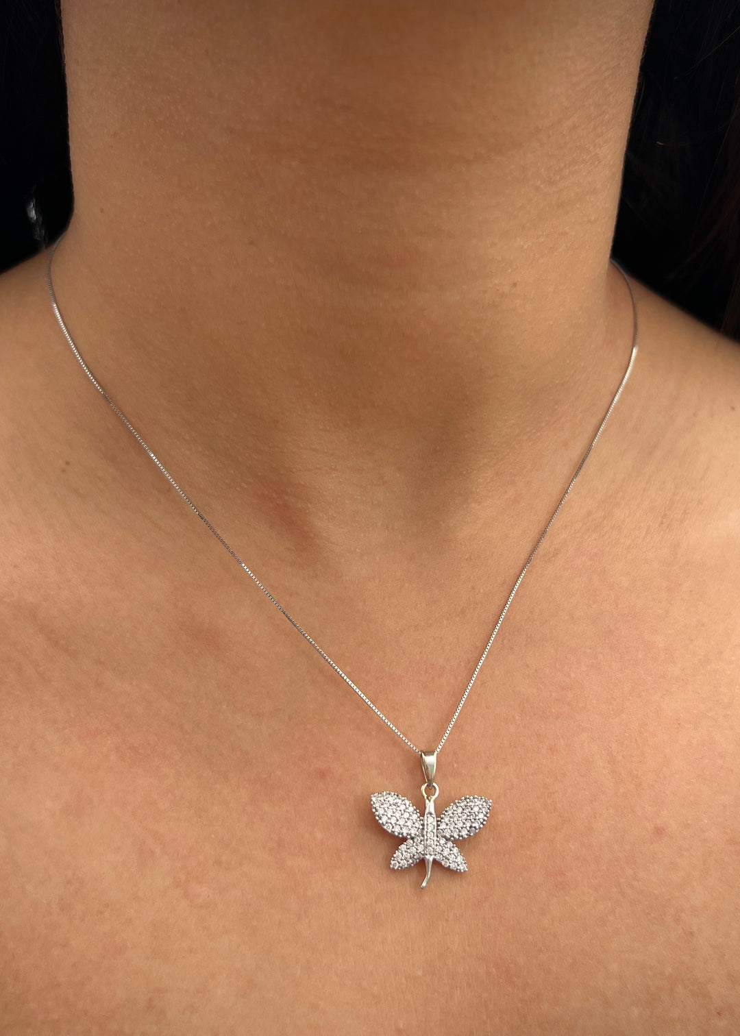 Dije mariposa con swarovski blanco 2.4gr / Largo 2.2cm — Oro Blanco