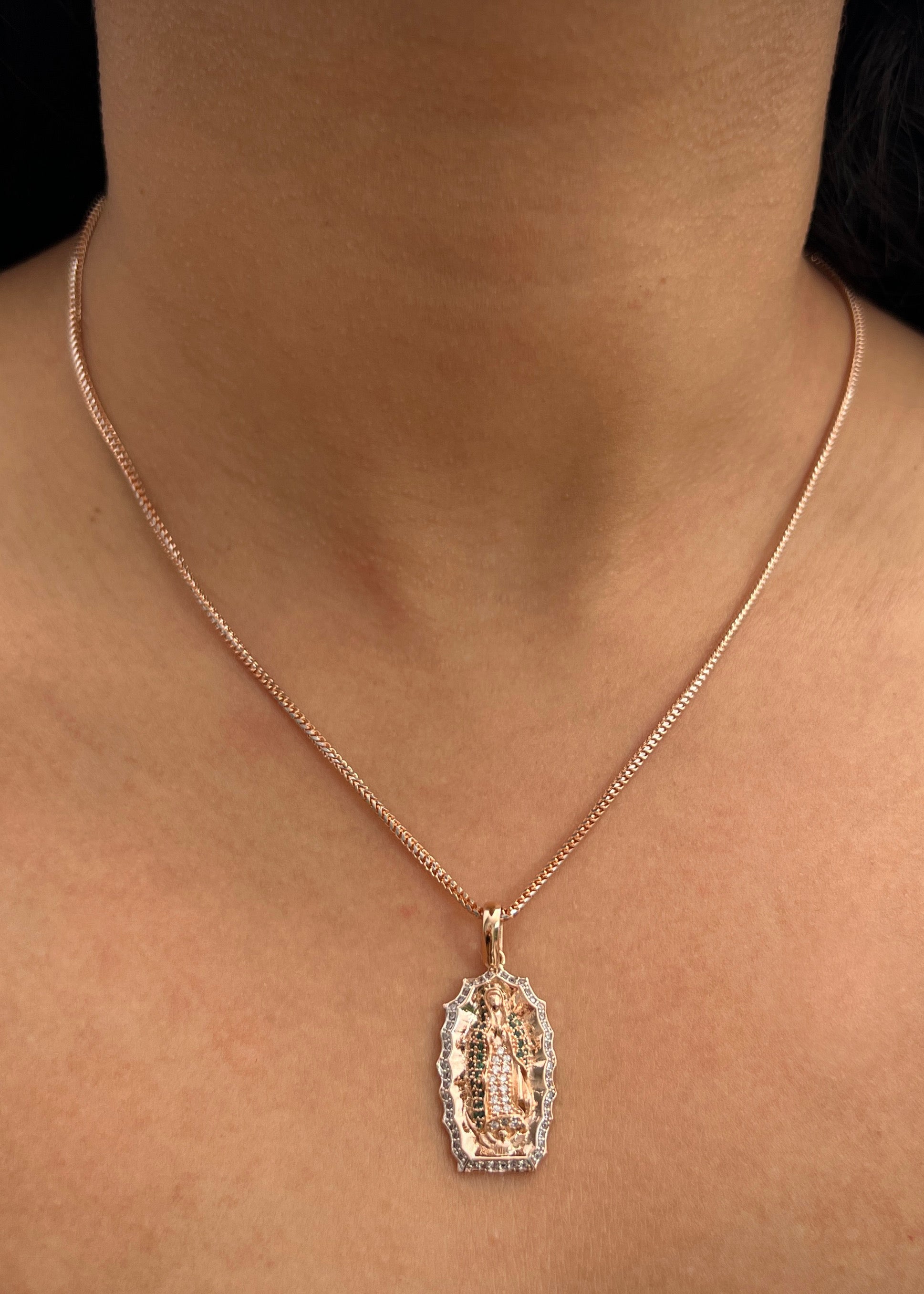 Dije virgen de guadalupe con swarovski verde y blanco 4.6gr / Largo 3.3cm / Oro Rosado Nac B