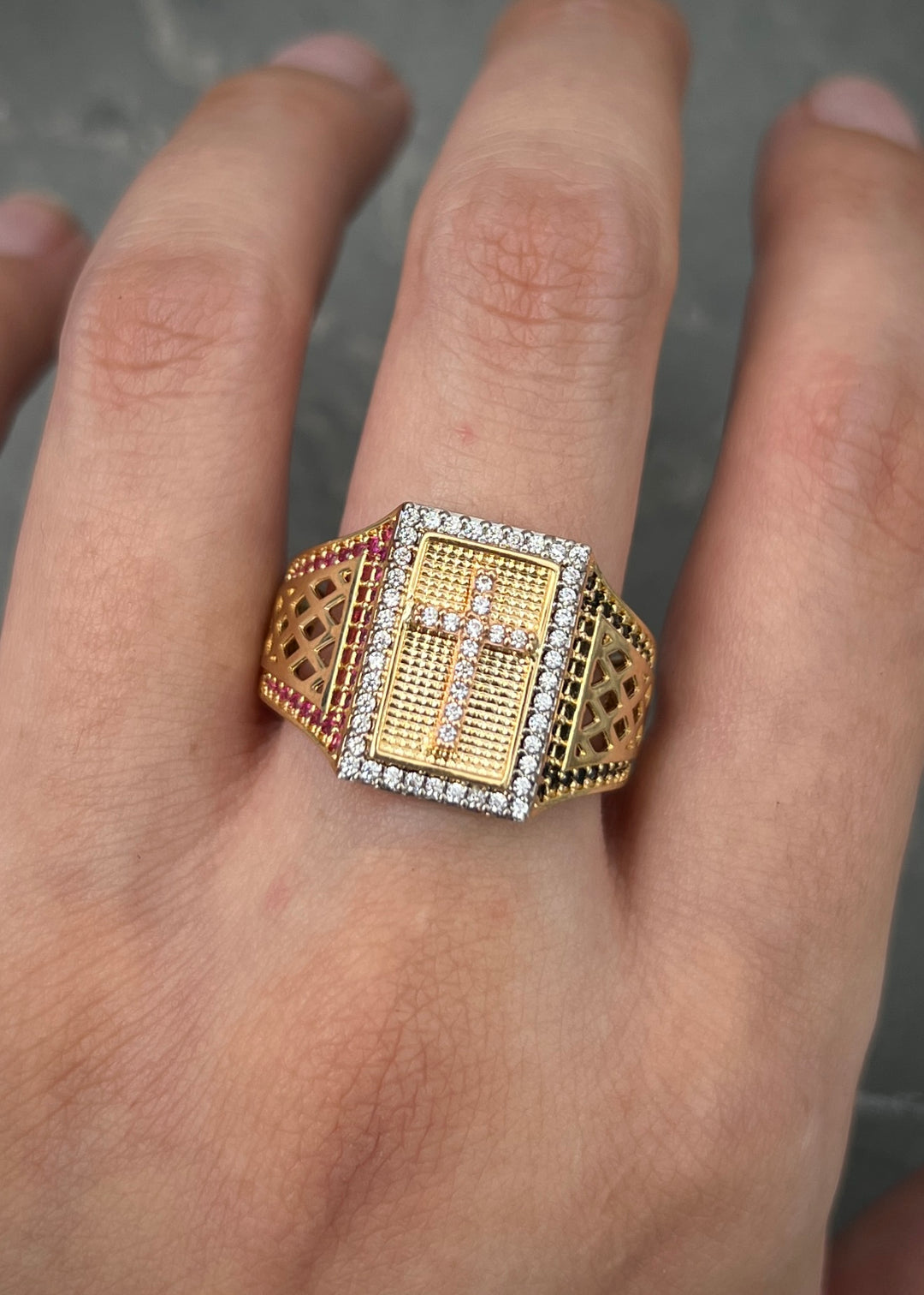 Anillo cruz con swarovski 7.55gr / Talla 9 1/4 — Oro Amarillo