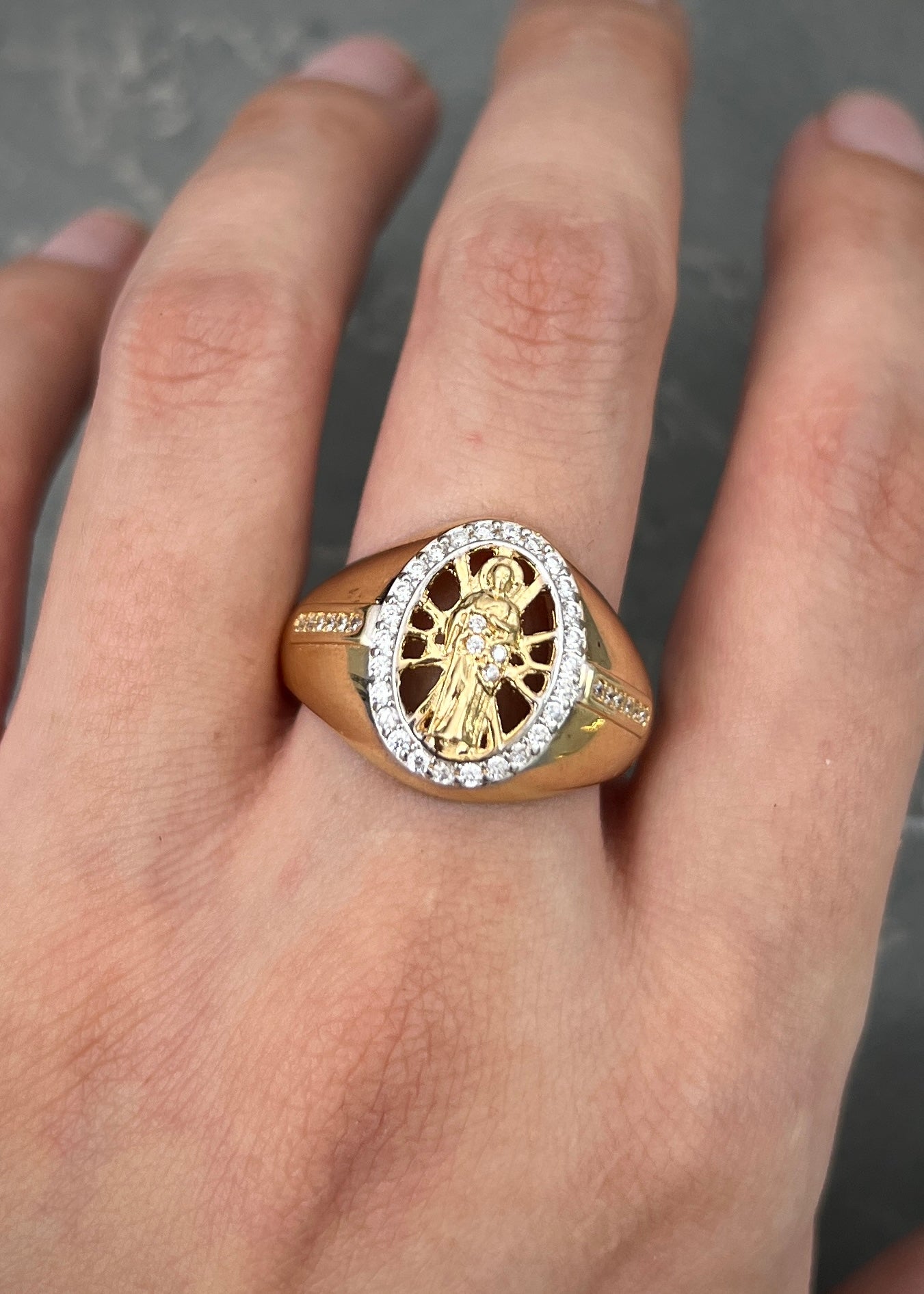 Anillo san benito con swarovski blanco 8.6gr / TALLA 10 1/2 / Oro Amarillo Nac M