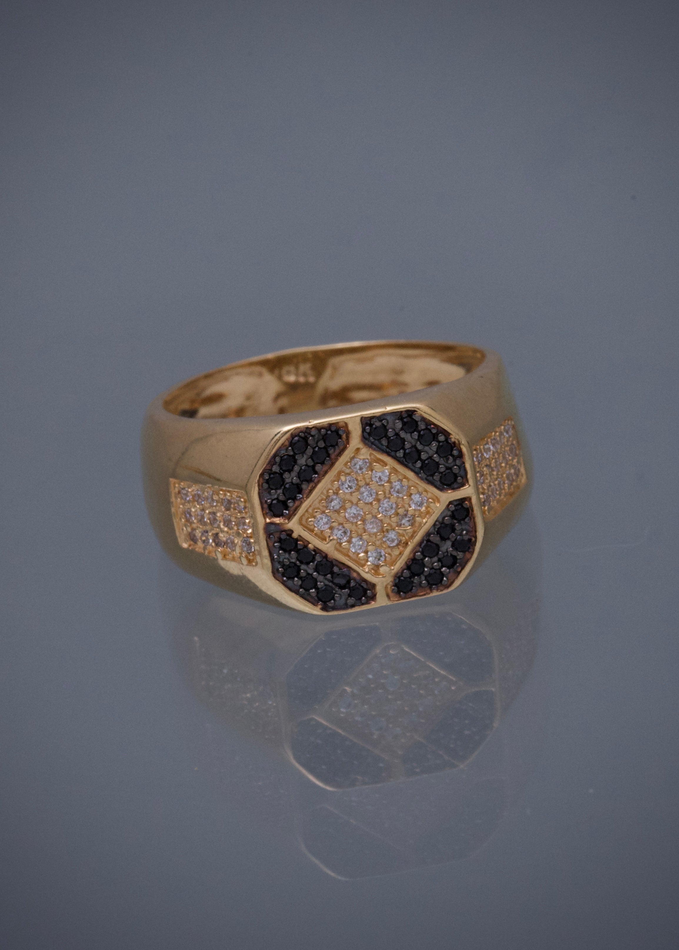 Anillo con swarovski negro y blanco 5.4gr / TALLA 8 3/4 / Oro Amarillo Nac M