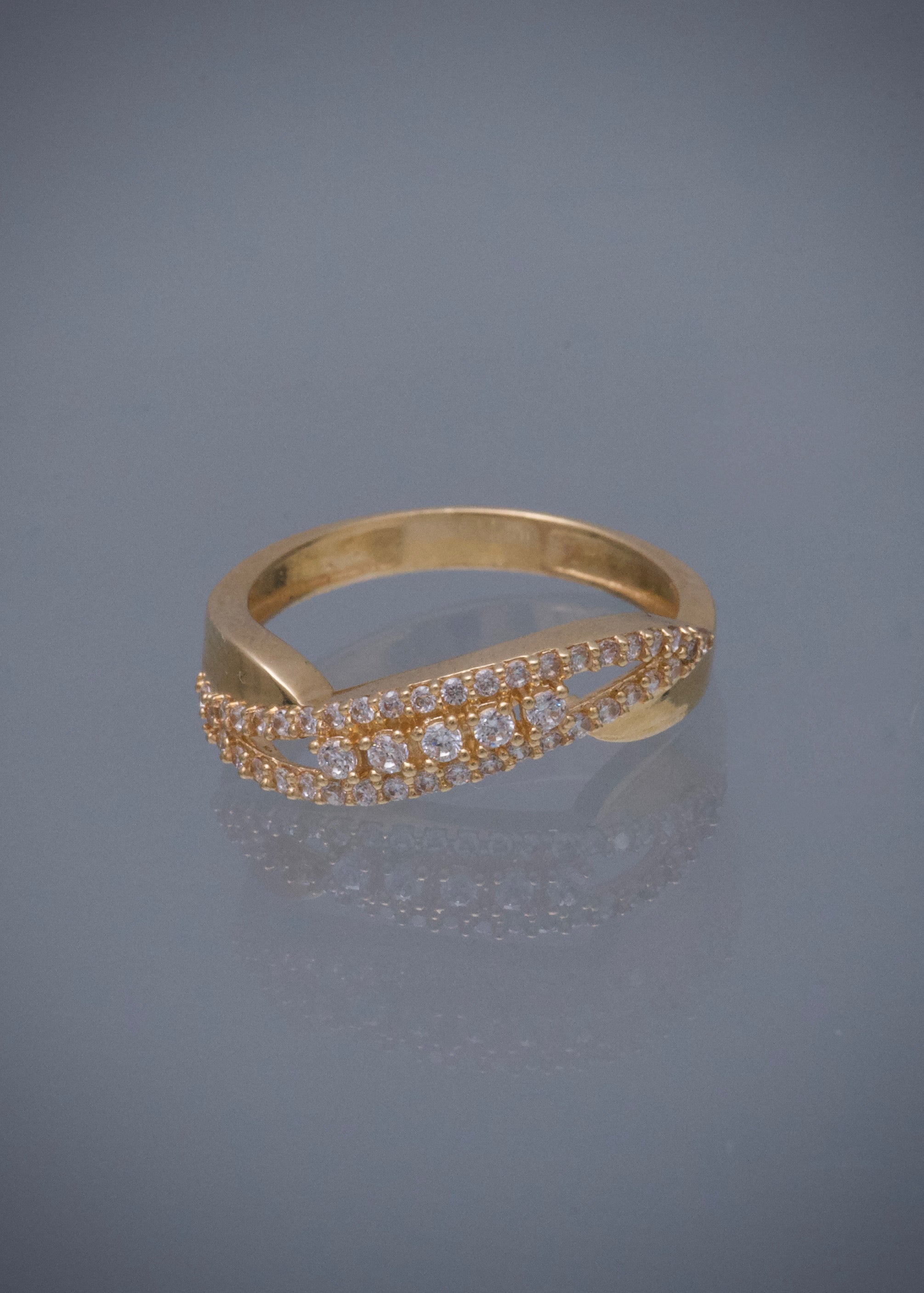 Anillo con swarovski blanco 2.3gr / TALLA 5 1/4 / Oro Amarillo Nac M