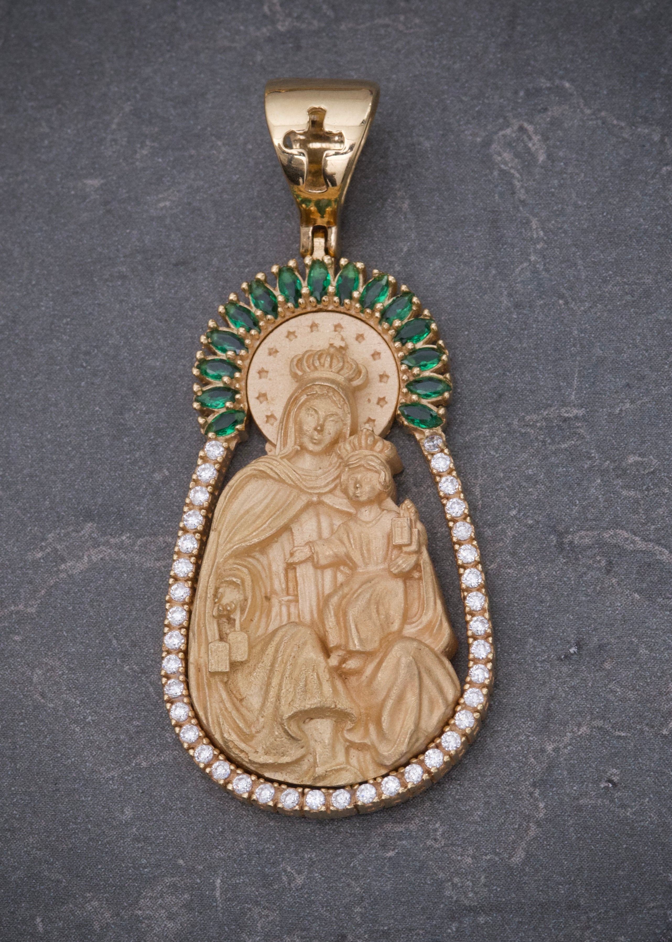 Dije virgen del carmen con swarovski verde y blanco 12.2gr / Largo 4.7cm / Oro Amarillo Nac M