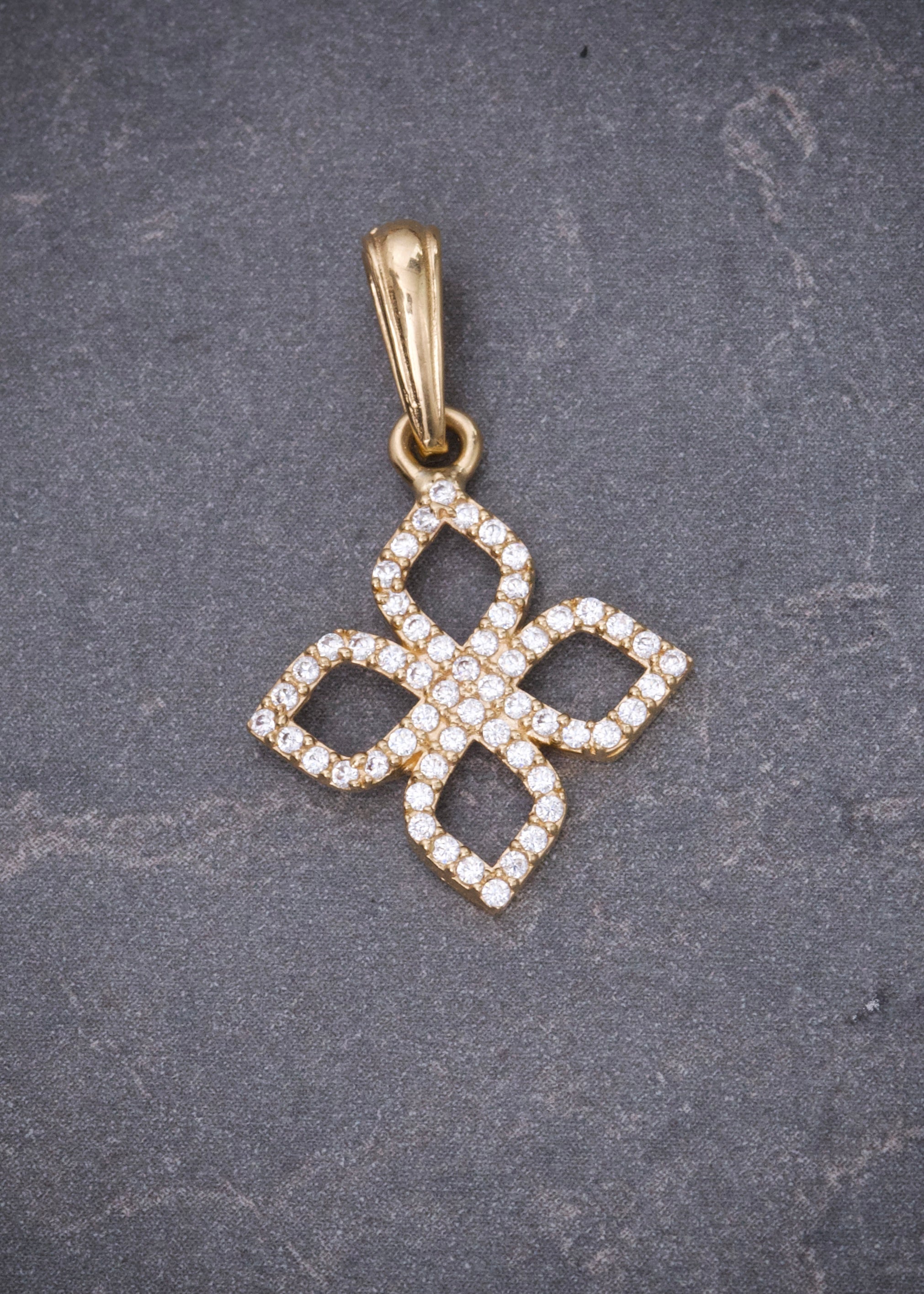 Dije con swarovski blanco 1.35gr / Largo 2.6cm / Oro Amarillo Nac M