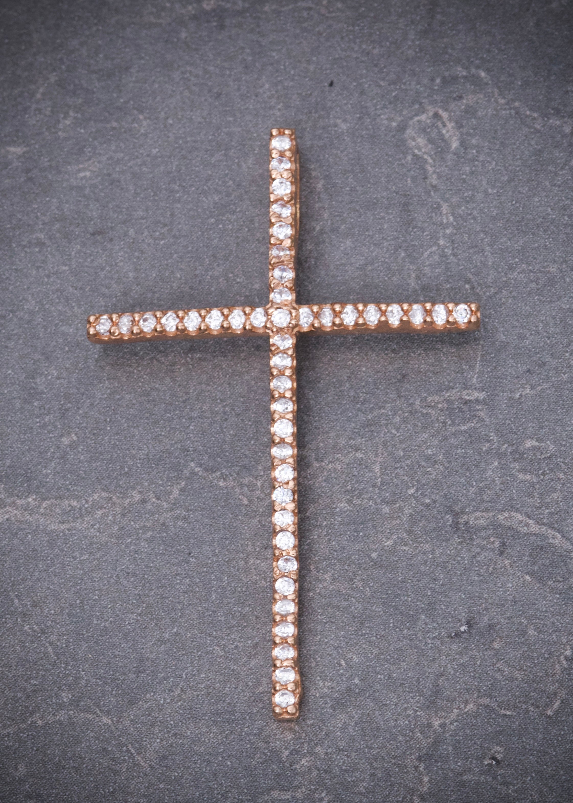 Dije cruz con swarovski blanco 2.2gr / Largo 3.9cm / Oro Rosado Nac M