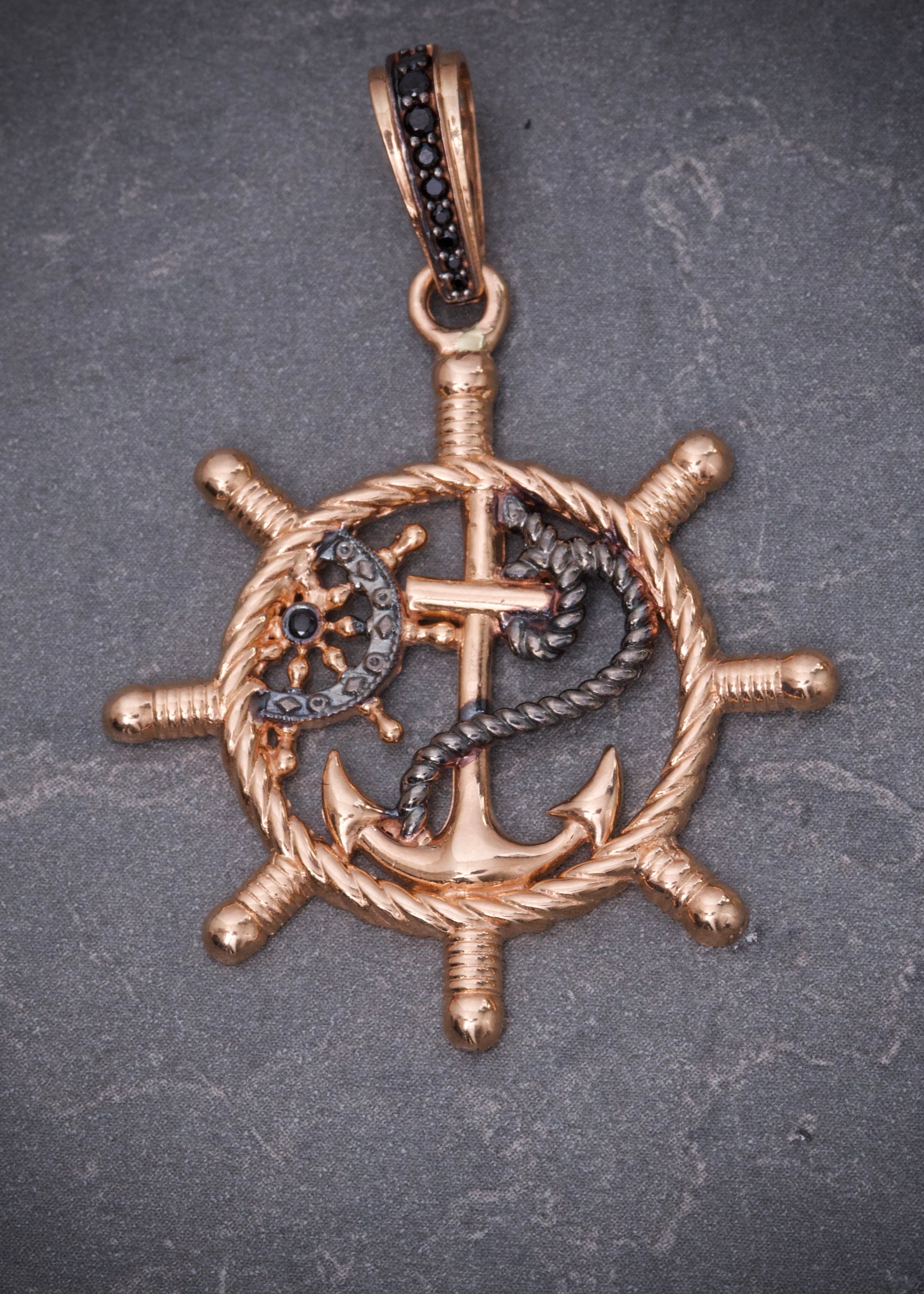 Dije timon con swarovski negro 5.9gr / Largo 4.5cm / Oro Rosado Nac M