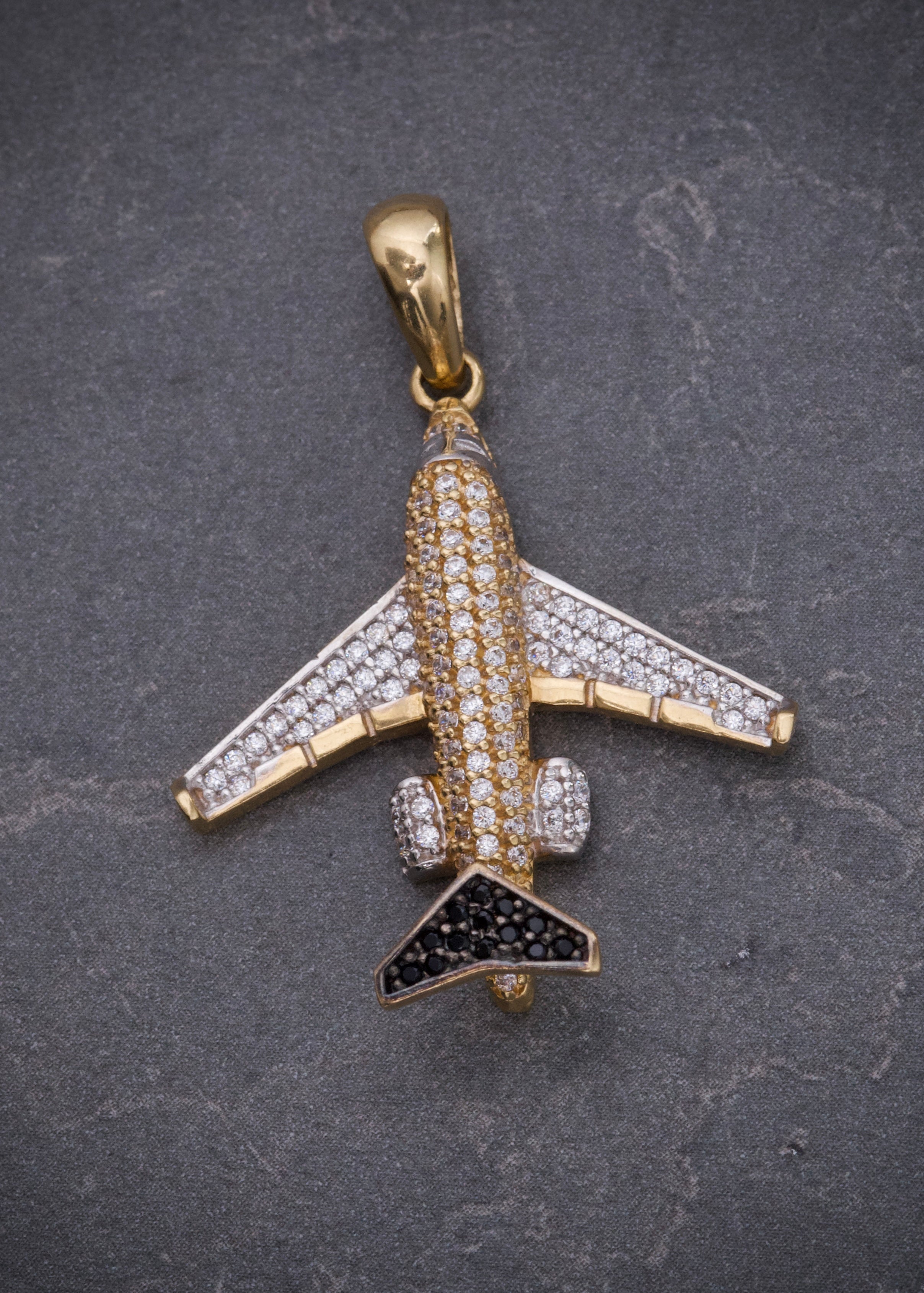 Dije avion con swarovski blanco y negro 5.05gr / Largo 3.6cm / Oro Amarillo Nac M