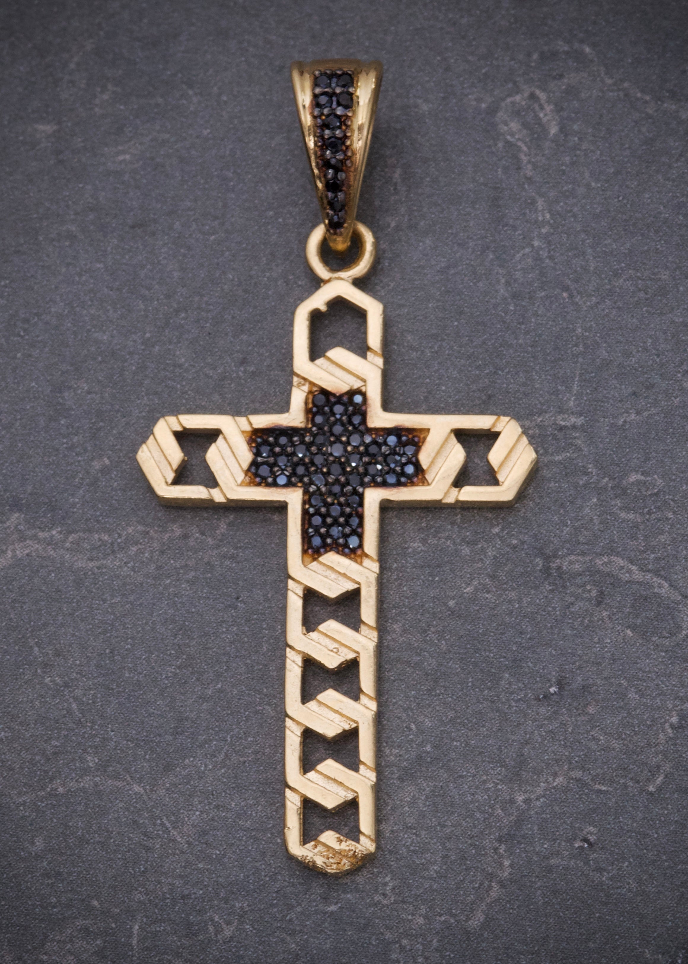 Dije cruz con swarovski negro 4.3gr / Largo 4.7cm / Oro Amarillo Nac M