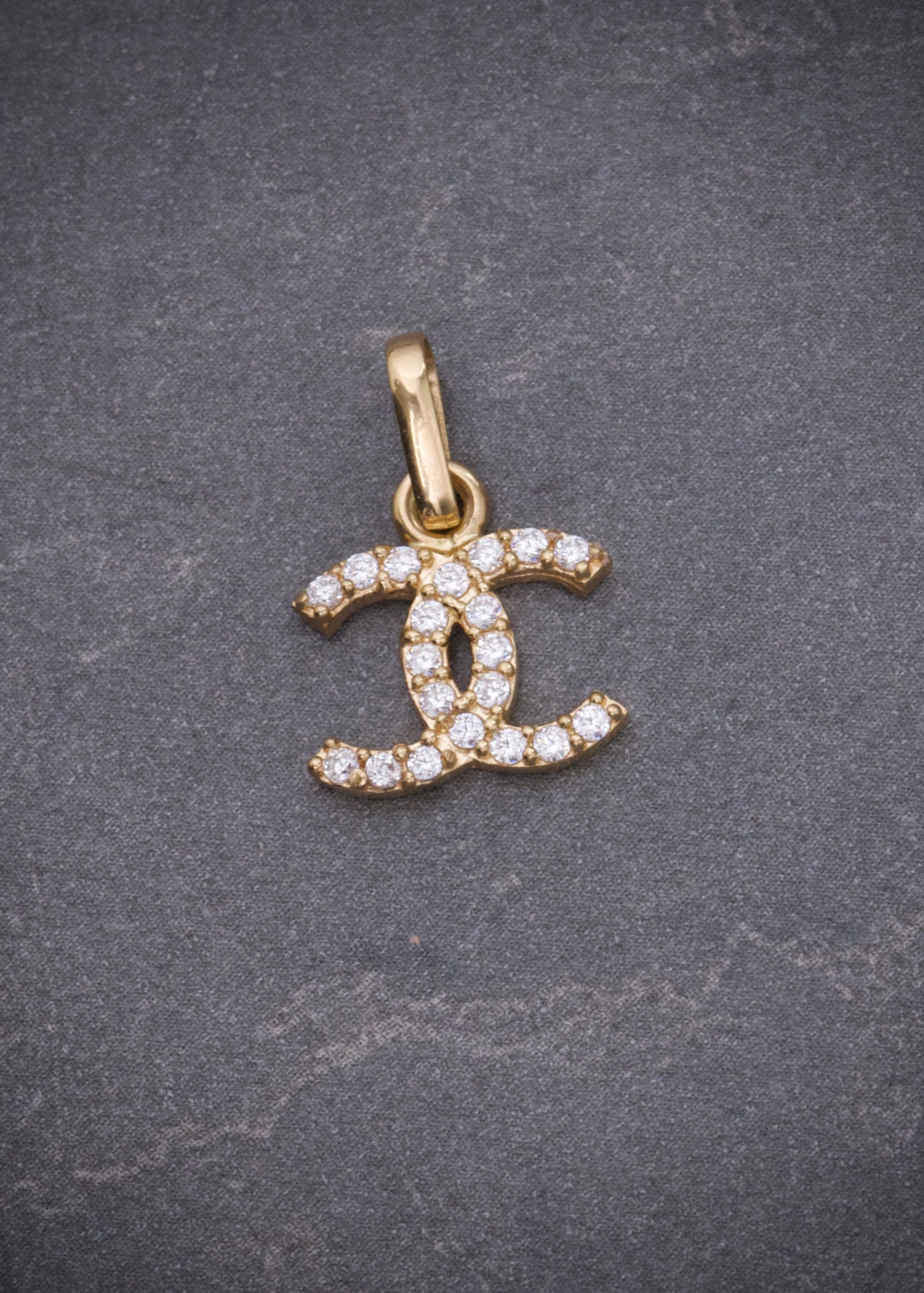 Dije ch con swarovski blanco 0.85gr / Largo 1.6cm / Oro Amarillo Nac M