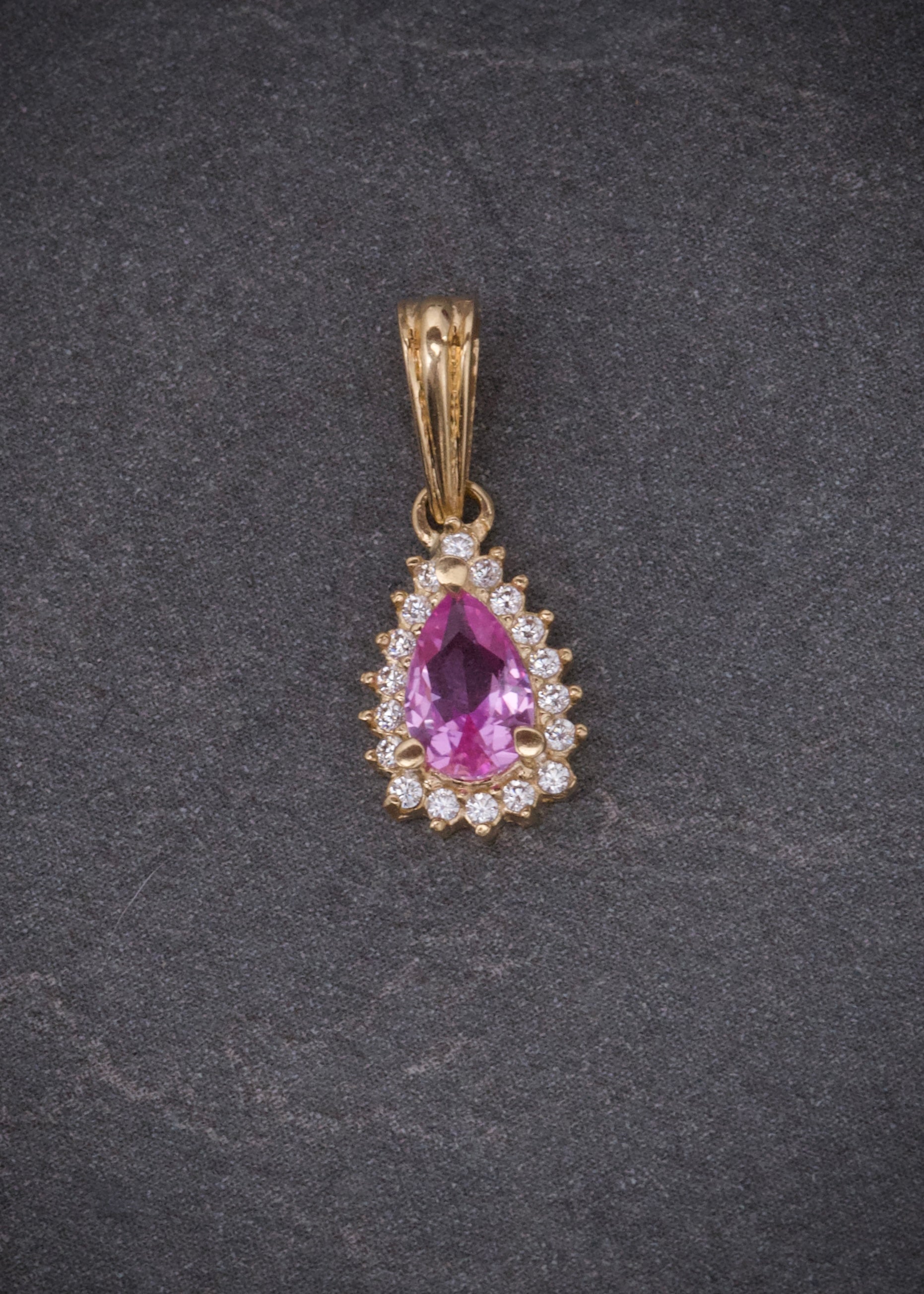 Dije gota con swarovski rosado y blanco 1gr / Largo 1.7cm / Oro Amarillo Nac M