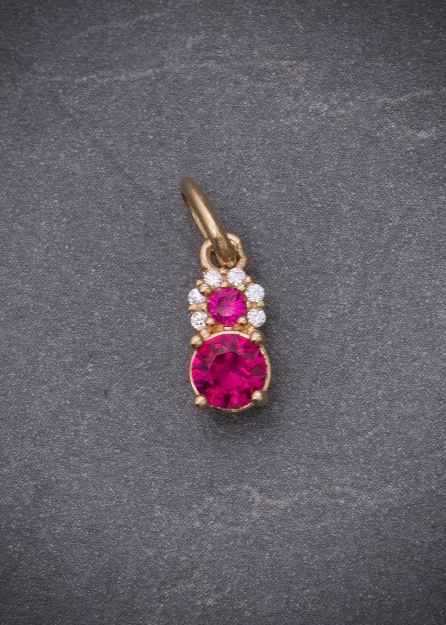 Dije con swarovski fucsia y blanco 0.6gr / Largo 1.4cm / Oro Amarillo Nac M