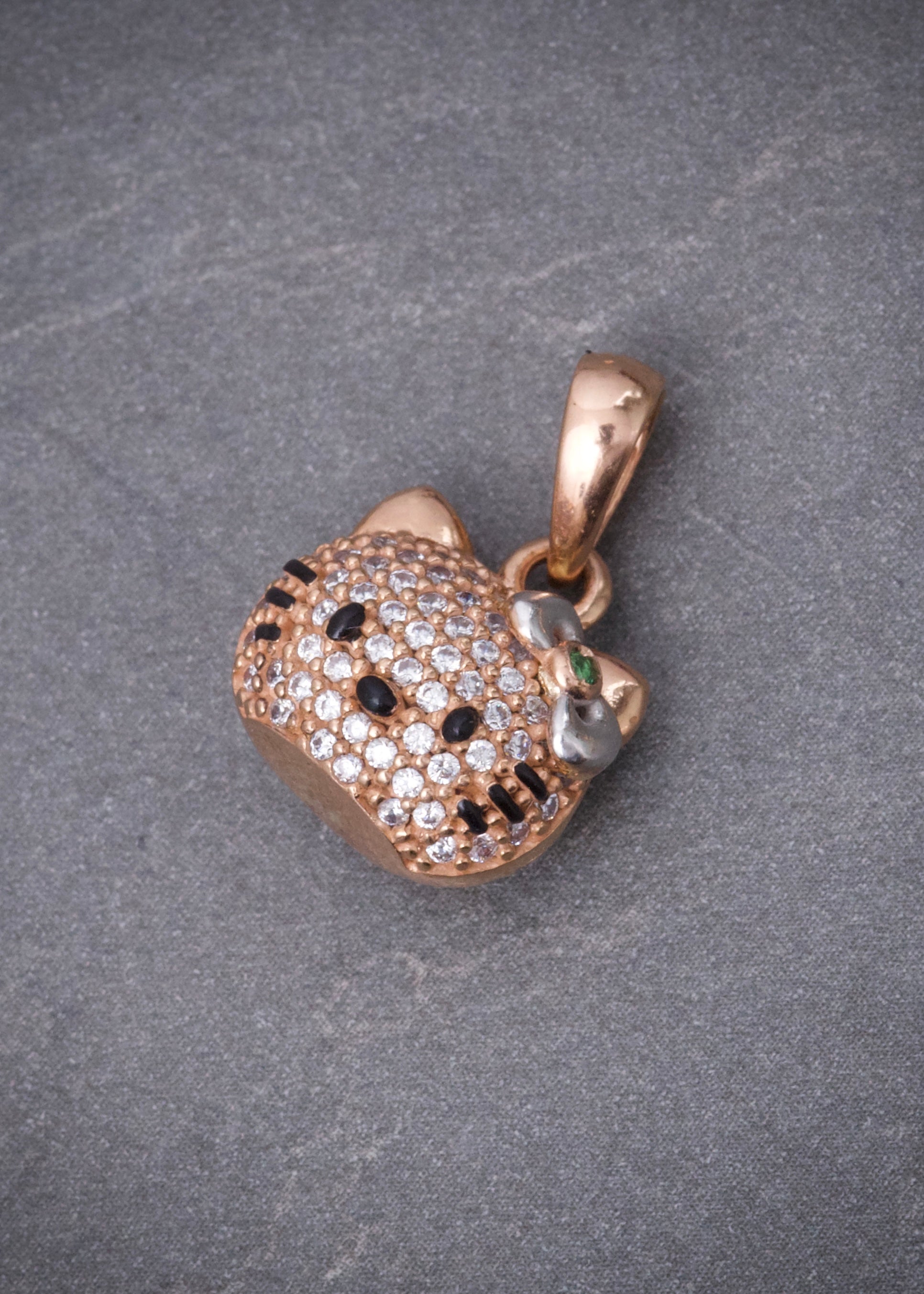 Dije hello kitty con swarovski blanco 2.8gr / Largo 1.7cm / Oro Rosado Nac M