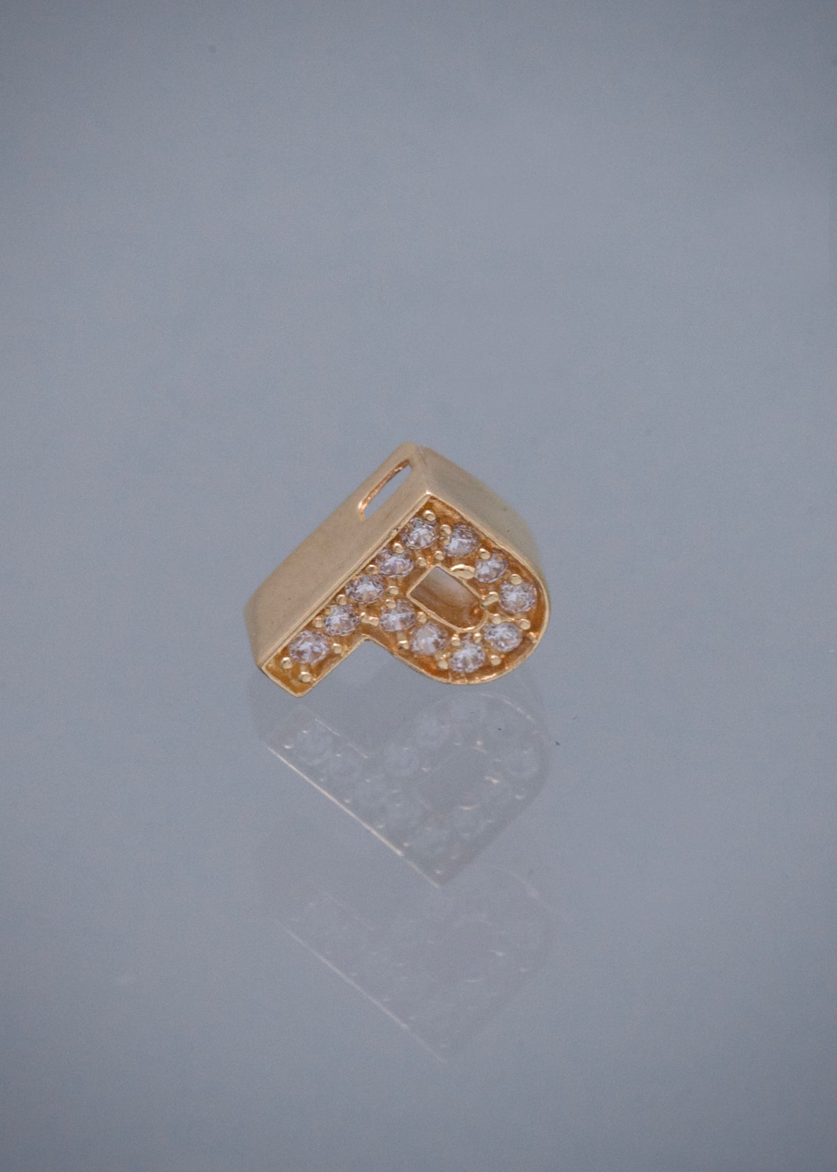 Herraje Letra P con Swarovski Blanco 0.75gr / 0.6cm / 8mm — Oro Amarillo