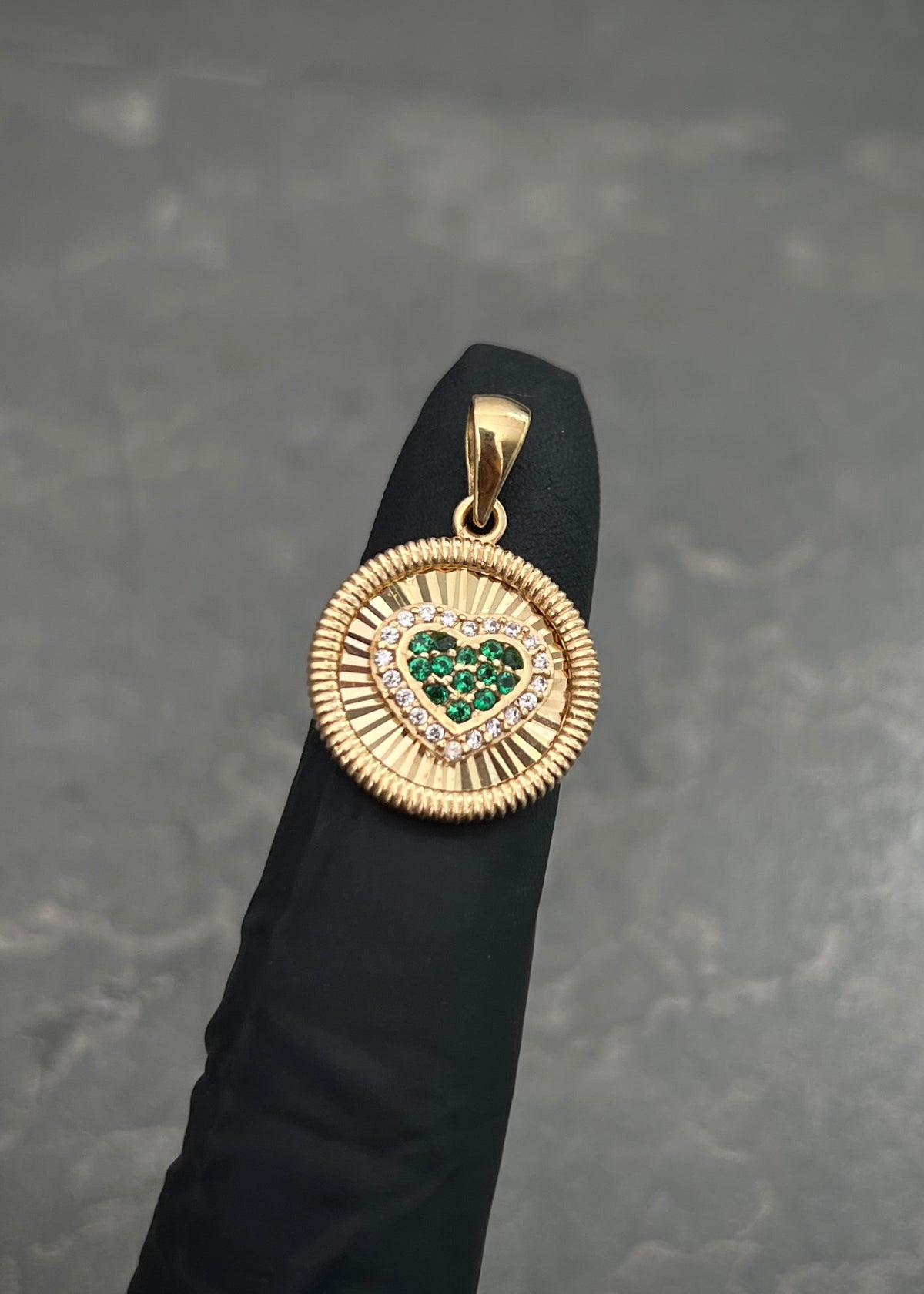 Dije Corazon con Swarovski Verde 3.2gr / 2.5cm / 16mm — Oro Amarillo