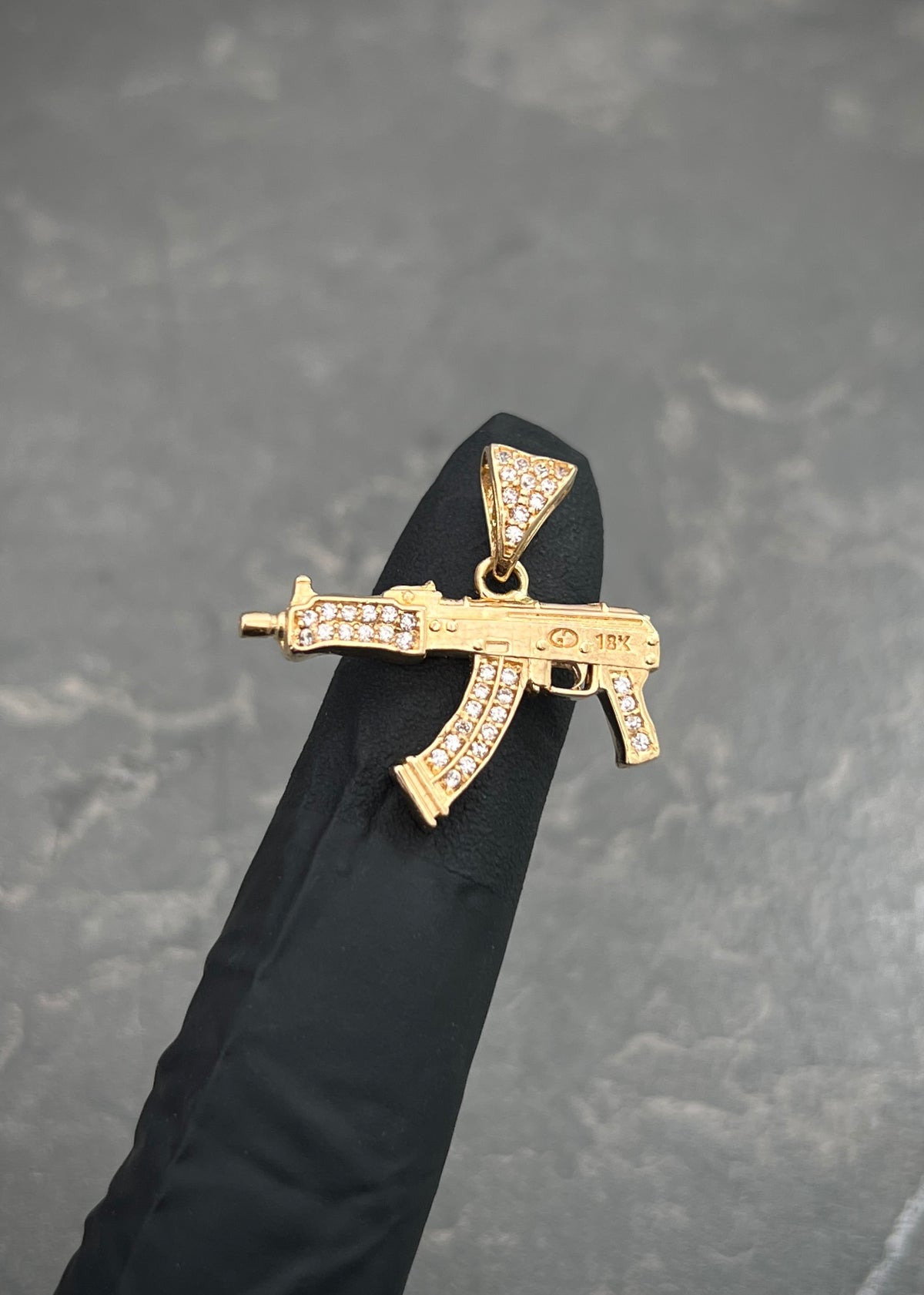 Dije Mp5 con Swarovski Blanco 3.9gr / 2.3cm / 25mm — Oro Amarillo