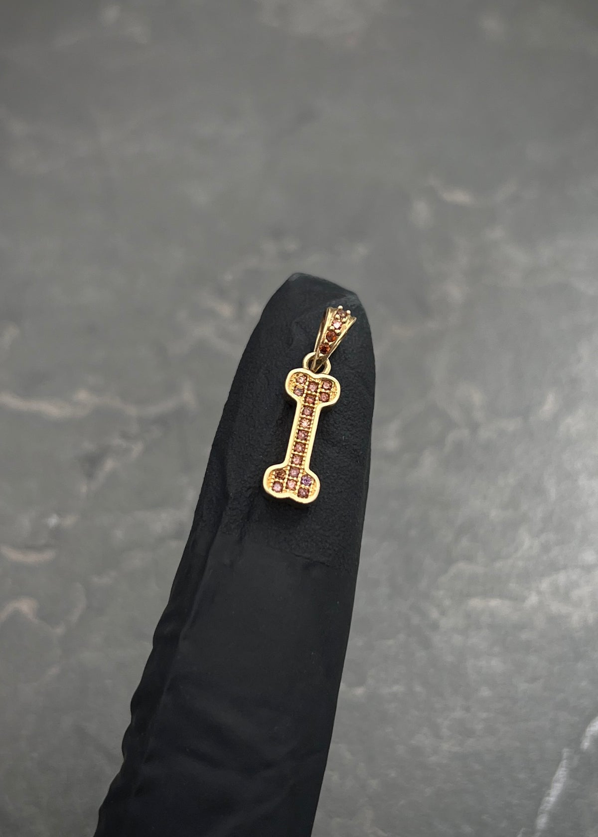 Dije Hueso con Swarovski Cafe 1.15gr / 1.9cm / 5.4mm — Oro Amarillo