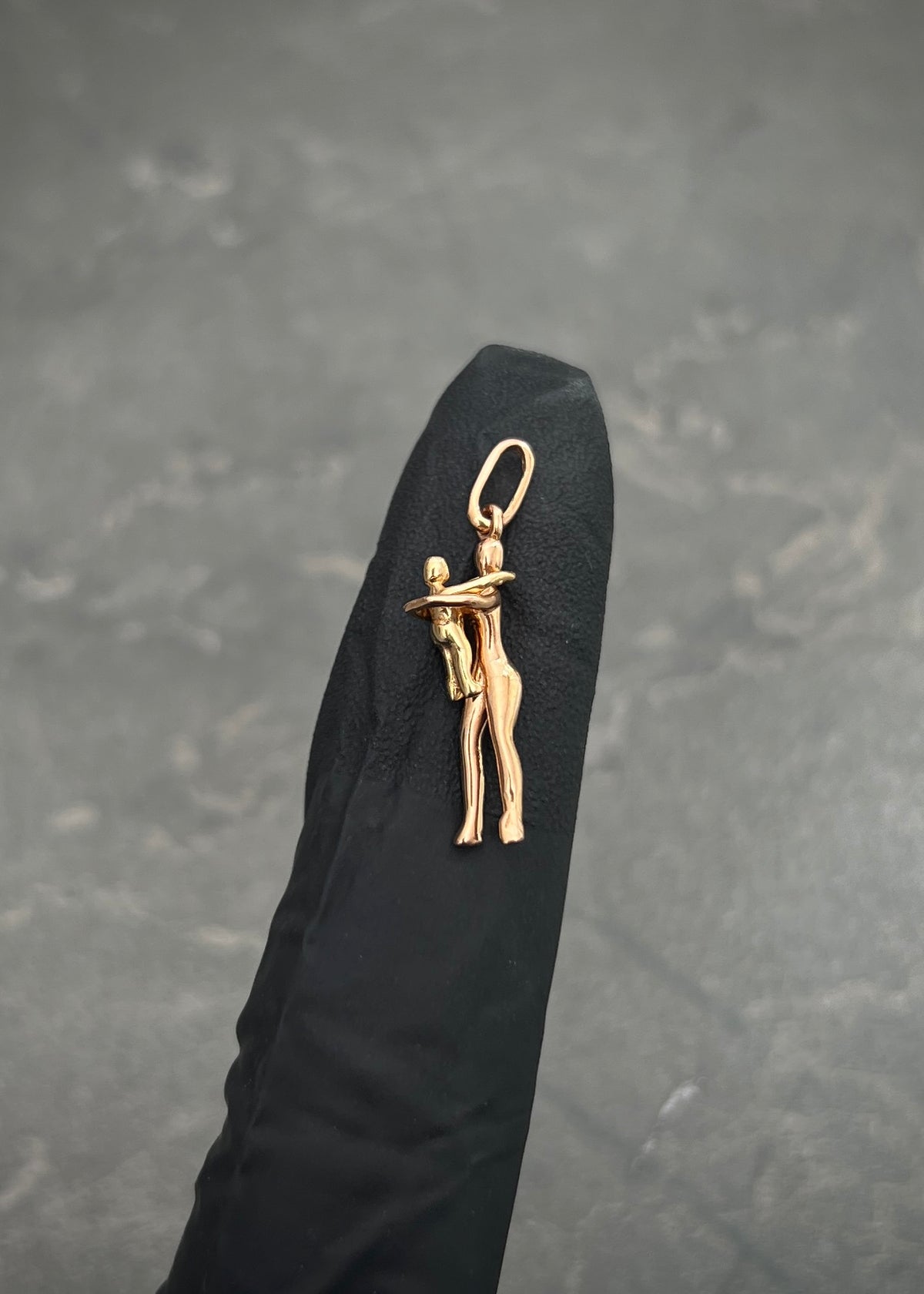 Dije Abrazo 1.4gr / 2.5cm / 6mm — Dos Oros