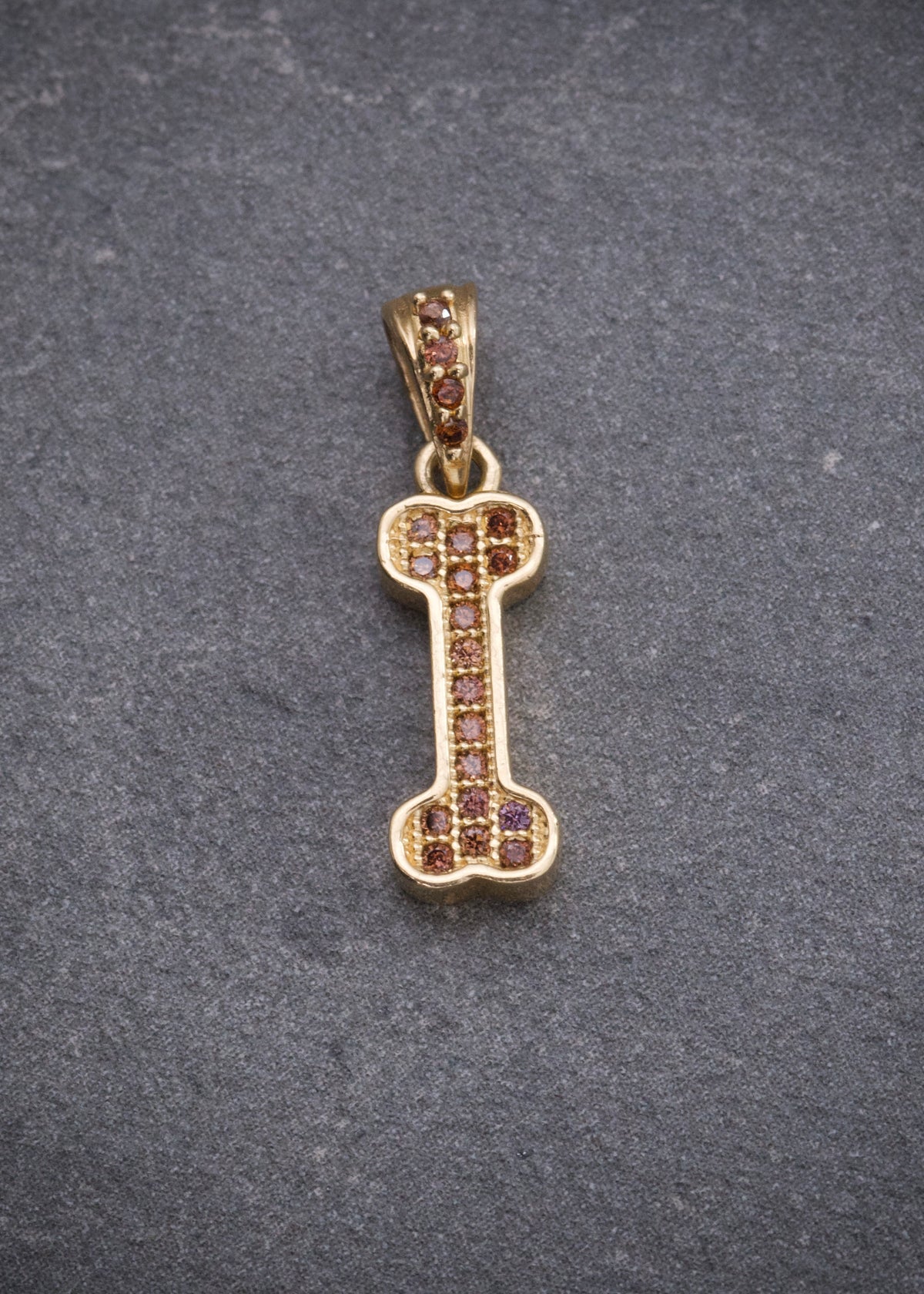 Dije Hueso con Swarovski Cafe 1.15gr / 1.9cm / 5.4mm — Oro Amarillo