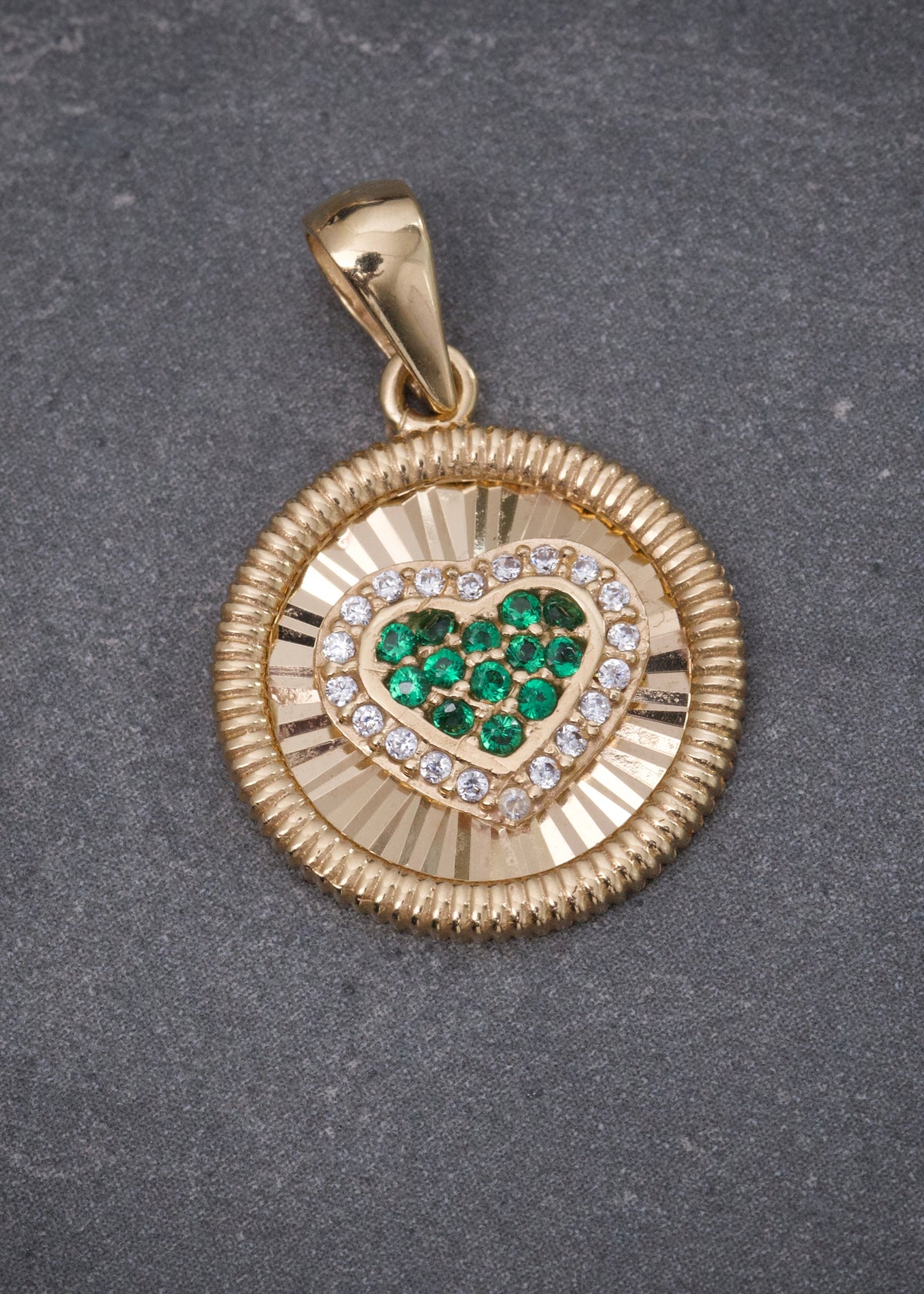 Dije Corazon con Swarovski Verde 3.2gr / 2.5cm / 16mm — Oro Amarillo