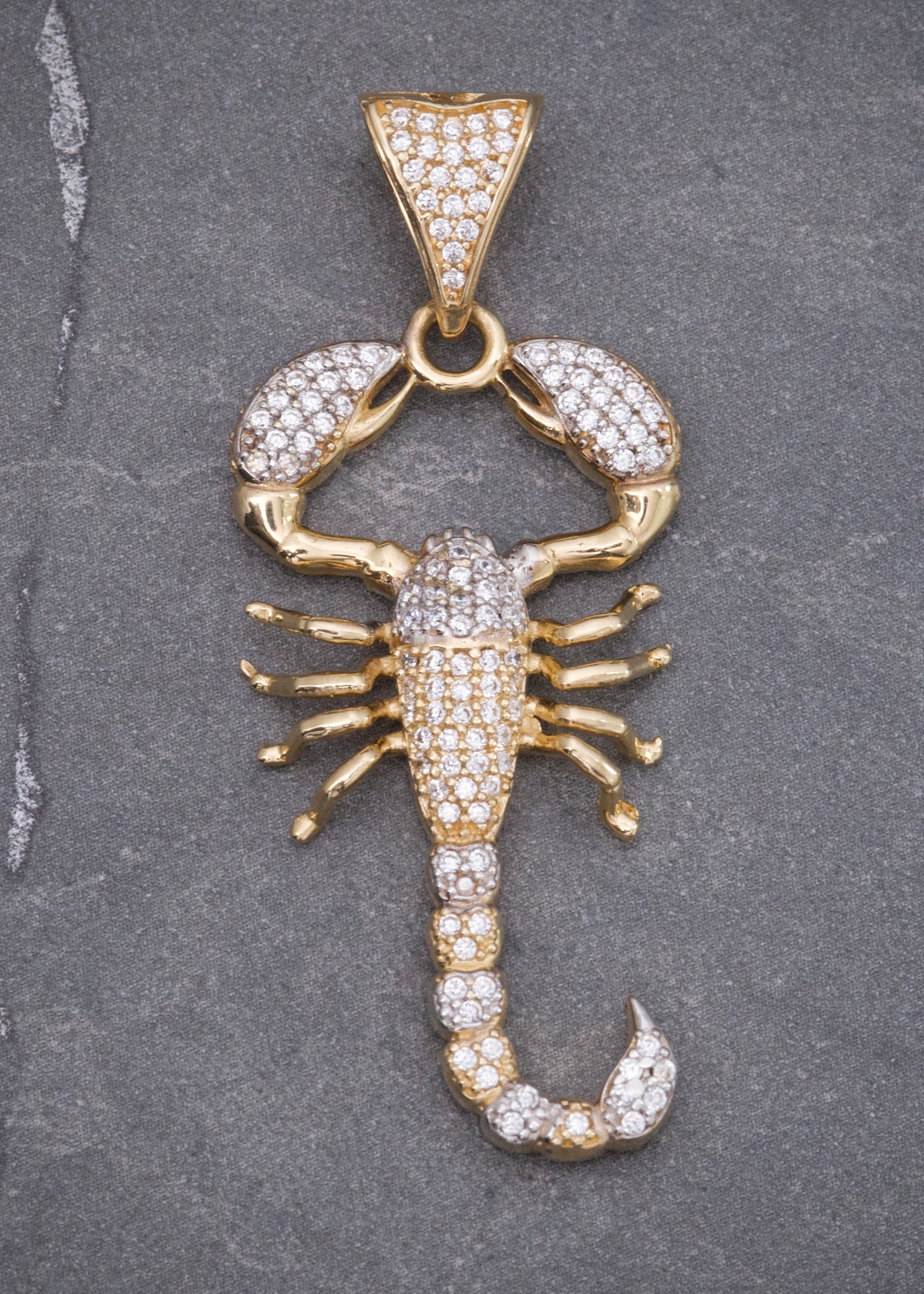 Dije Escorpion con Swarovski Blanco 6.6gr / 4.8cm / 20mm — Oro Amarillo