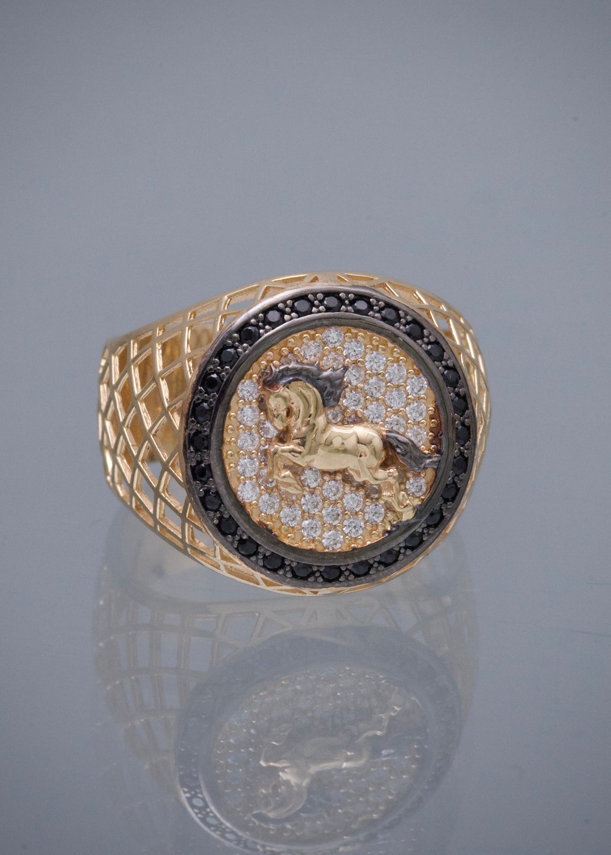 Anillo Caballo con Swarovski Blanco y Negro 7.4gr / Talla 10 — Oro Amarillo