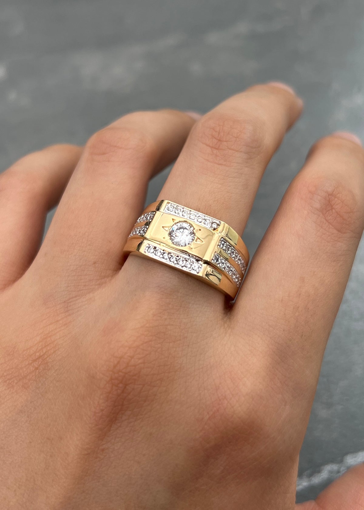 Anillo con Swarovski Blanco 6.2gr / Talla 10 — Oro Amarillo