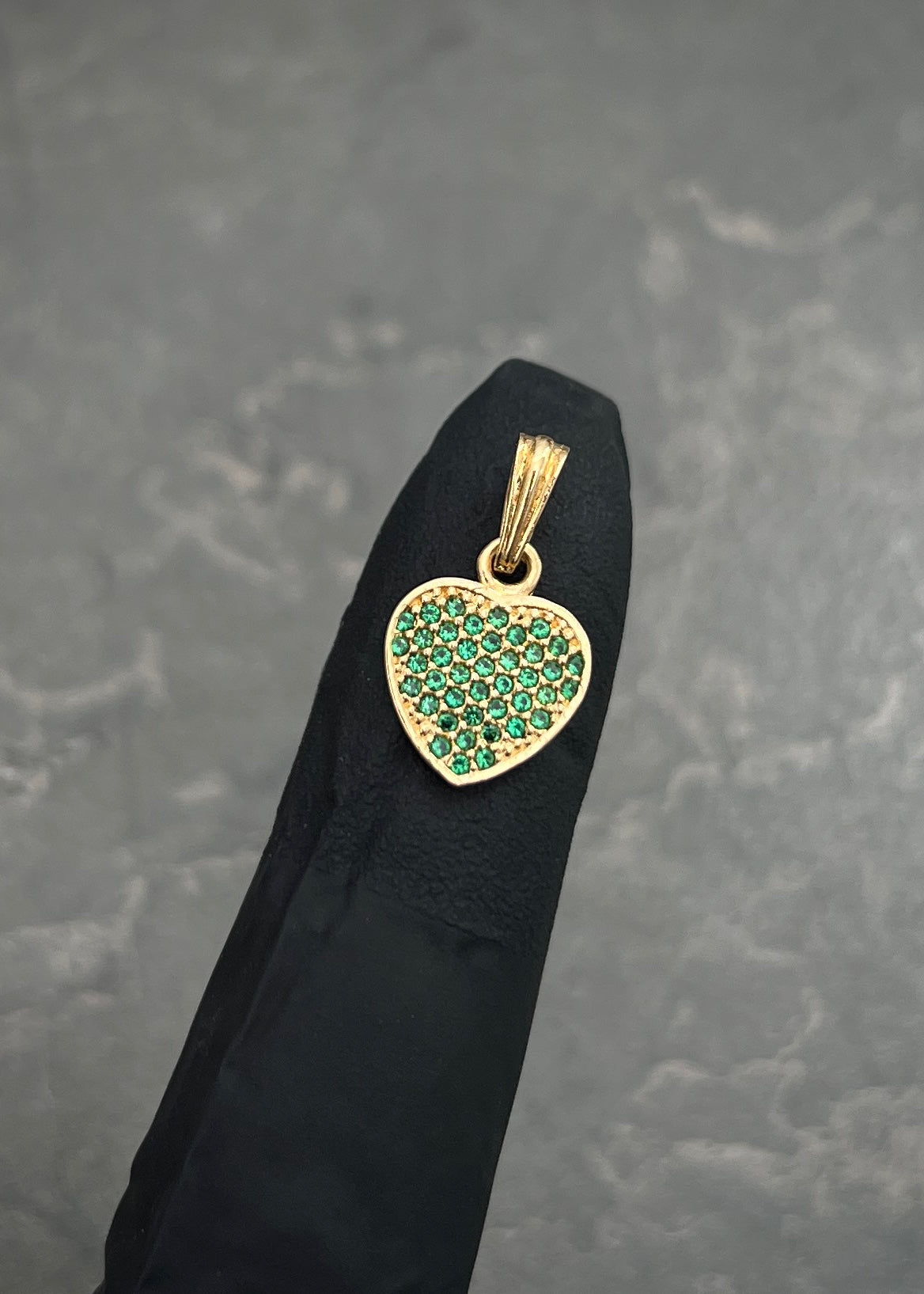 Dije Corazon con Swarovski Verde 1.1gr / 1.7cm / 10mm — Oro Amarillo