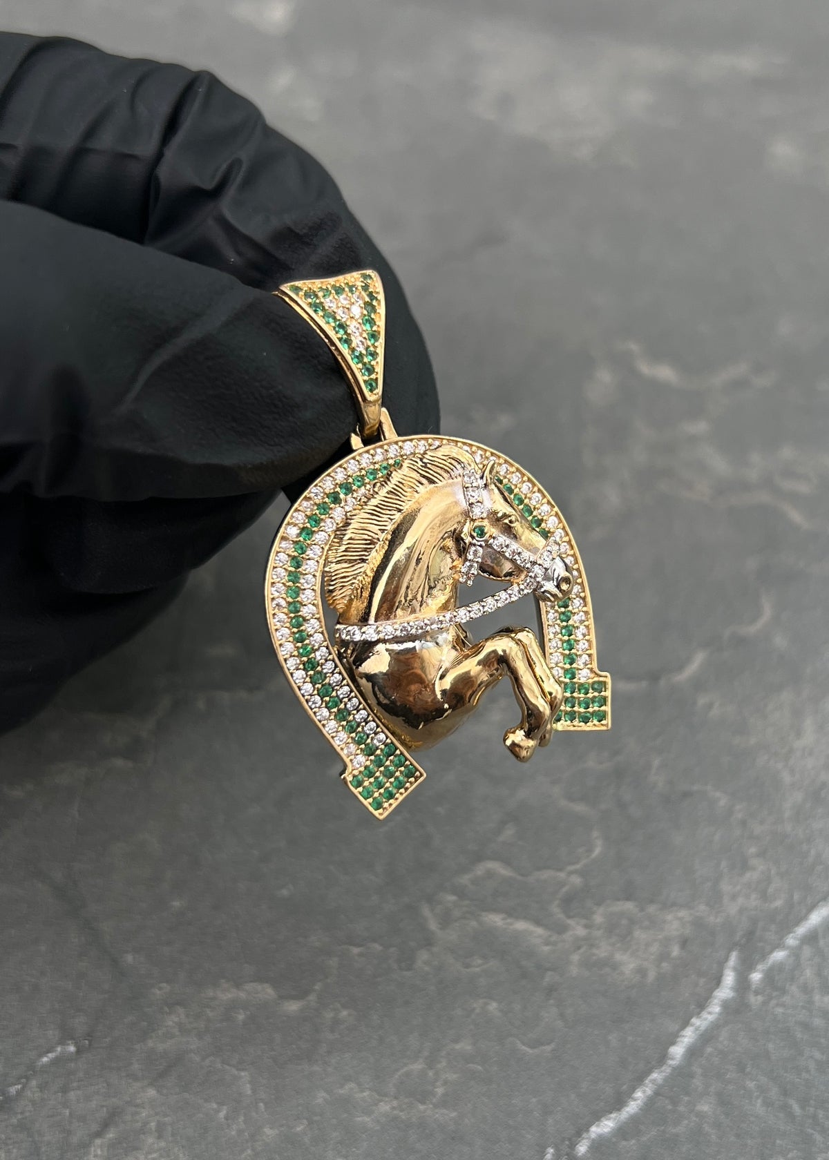 Dije Caballo con Swarovski Blanco y Verde 12.85gr / 4.3cm / 26mm — Oro Amarillo