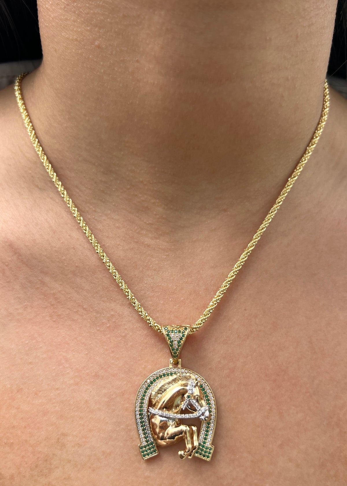 Dije Caballo con Swarovski Blanco y Verde 12.85gr / 4.3cm / 26mm — Oro Amarillo