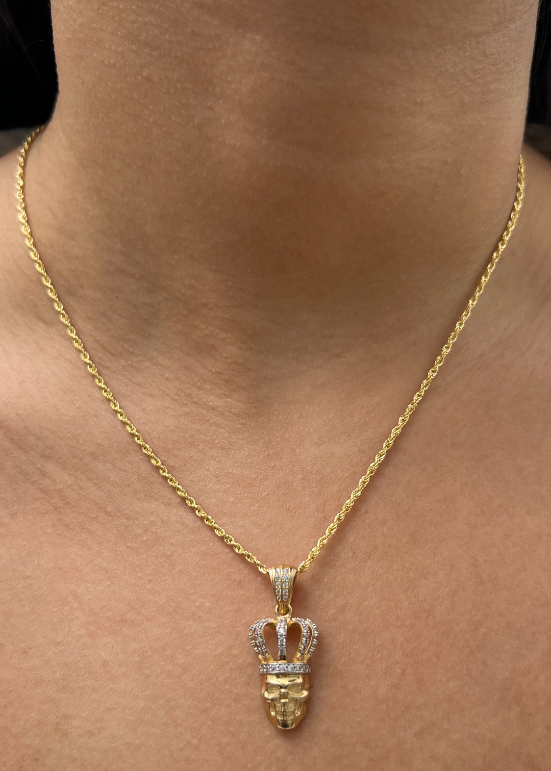 Dije Calavera con Swarovski Blanco 4.2gr / 3cm / 13mm — Oro Amarillo