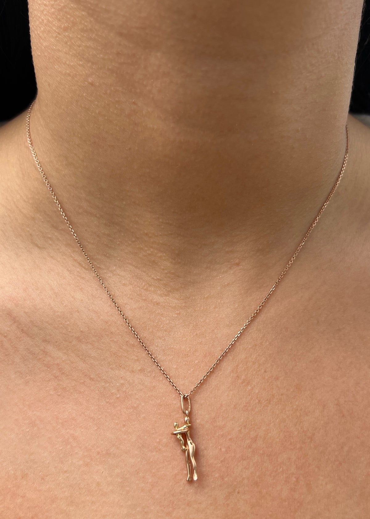 Dije Abrazo 1.4gr / 2.5cm / 6mm — Dos Oros