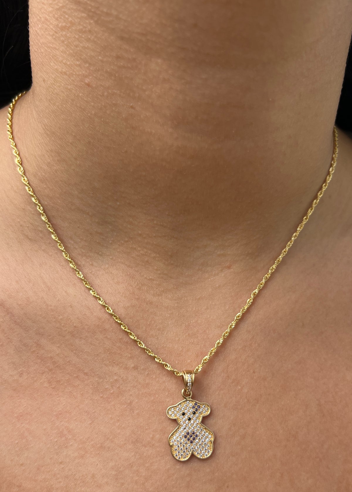 Dije Oso Th con Swarovski Morado y Blanco 2.5gr / 2.7cm / 14mm — Oro Amarillo