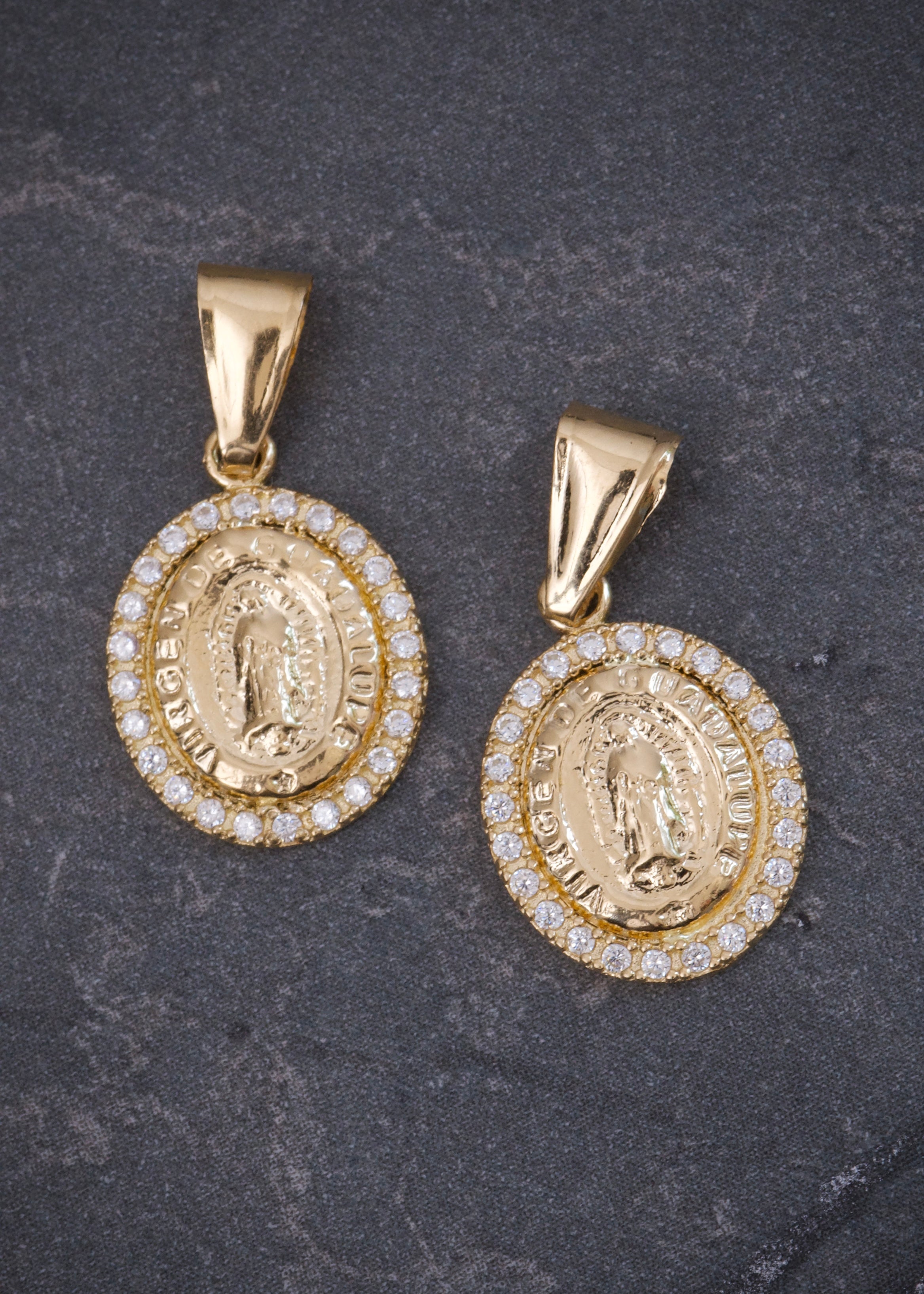 Dije virgen de guadalupe con swarovski blanco 0.8gr / Largo 2cm / Oro Amarillo Nac B