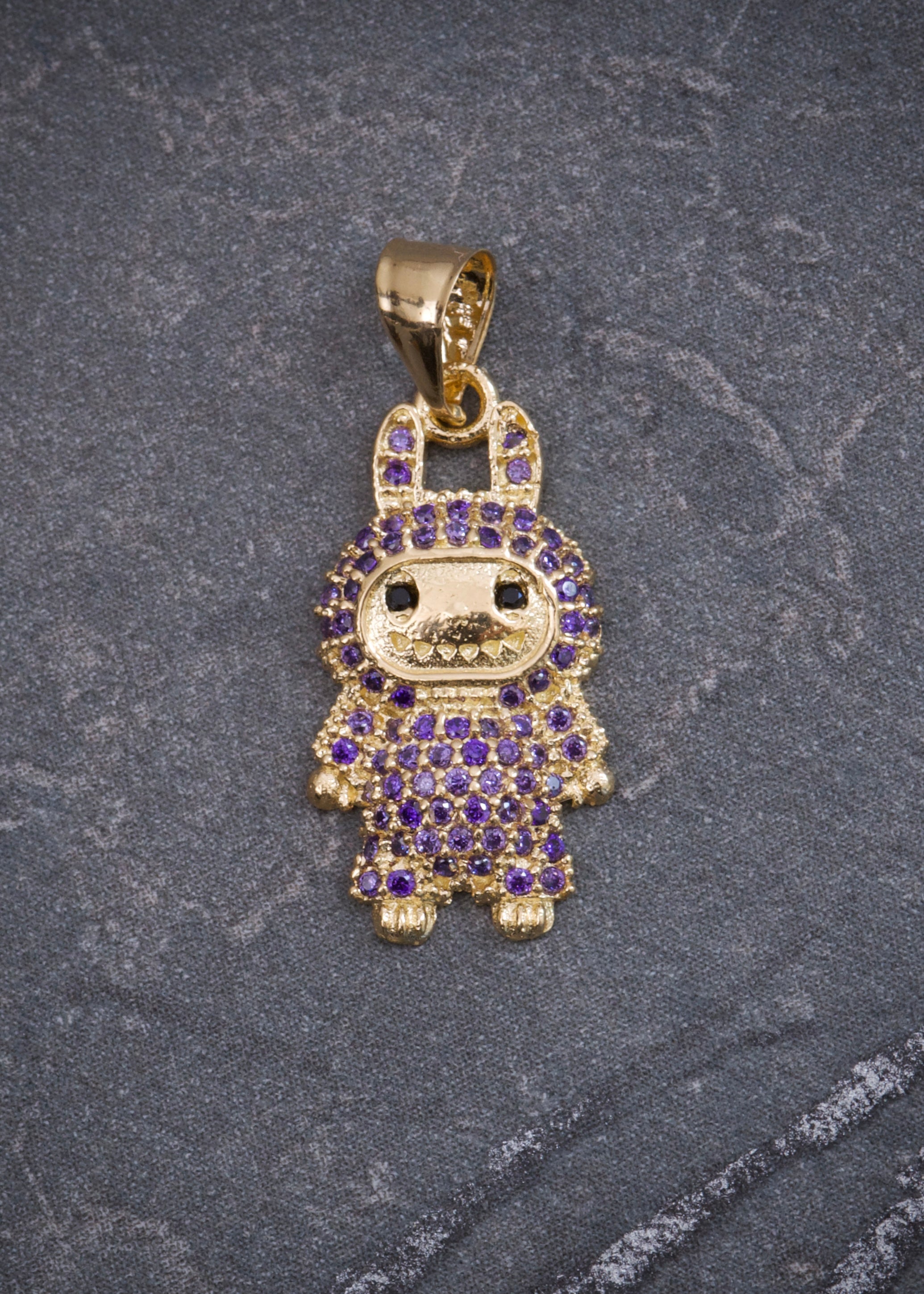 Dije labubu con swarovski morado 1.2gr / Largo 2.1cm / Oro Amarillo Nac B