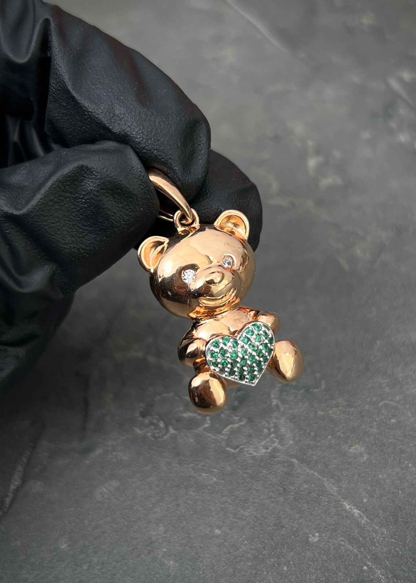 Dije Oso con swarovski blanco y verde 10.5gr / Largo 3.2cm / Oro Rosado Nac M