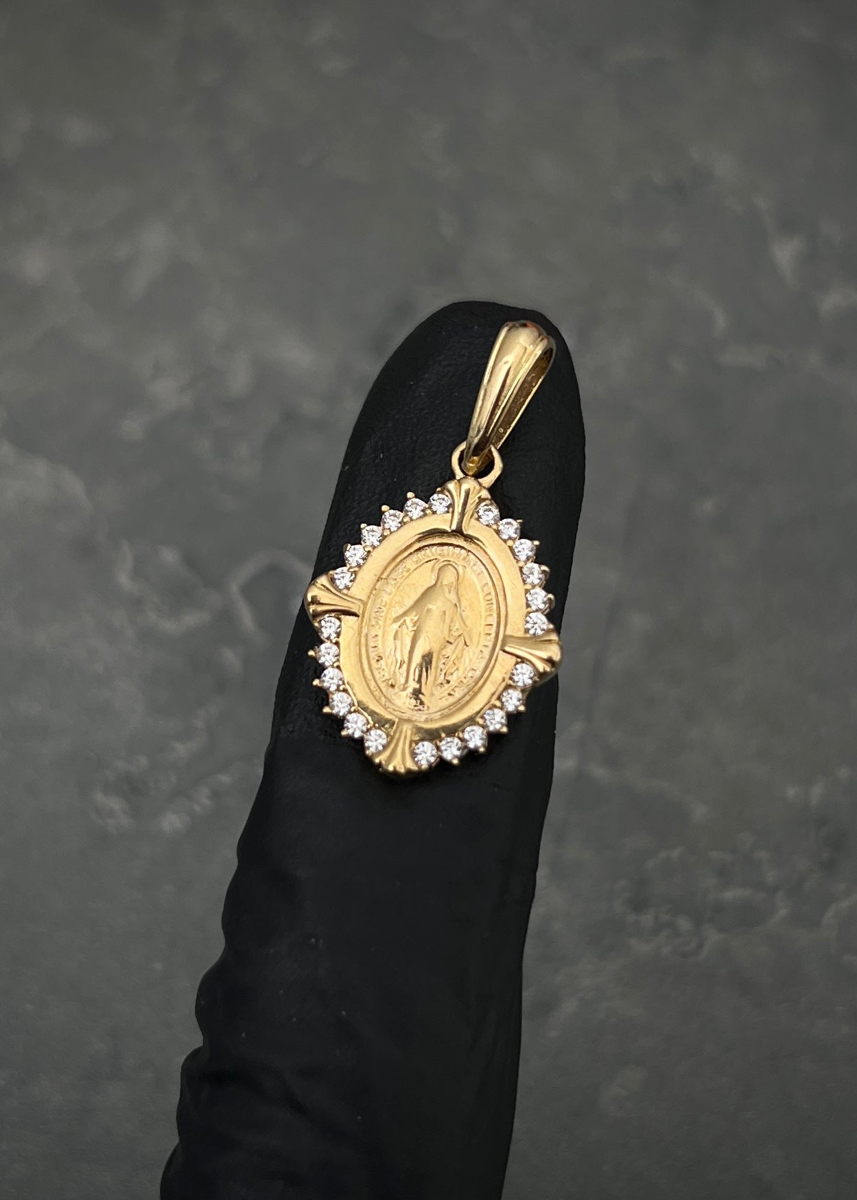 Dije virgen de la milagrosa con swarovski blanco 2.75gr / Largo 2.6cm / Oro Amarillo Nac M