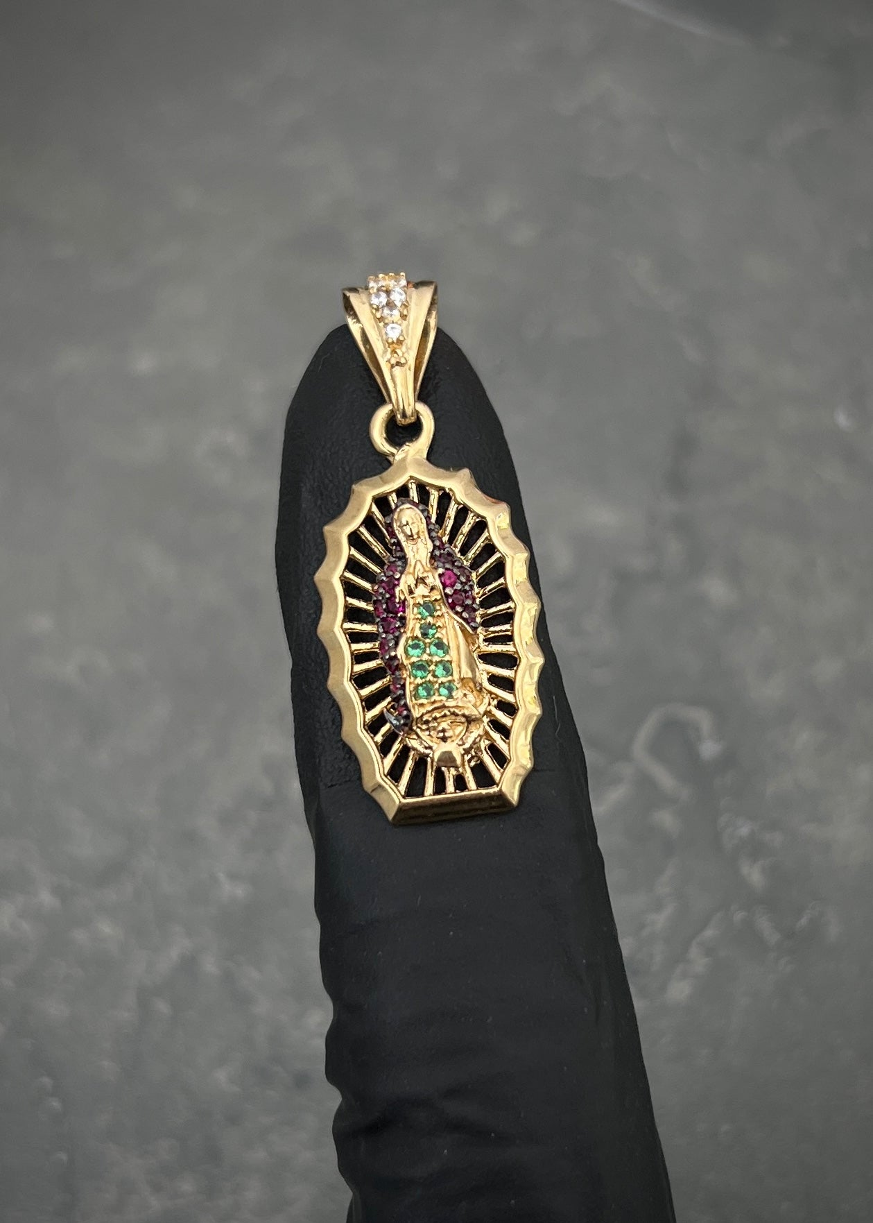 Dije virgen de guadalupe con swarovski fucsia y verde 3gr / Largo 3.1cm / Oro Amarillo Nac M