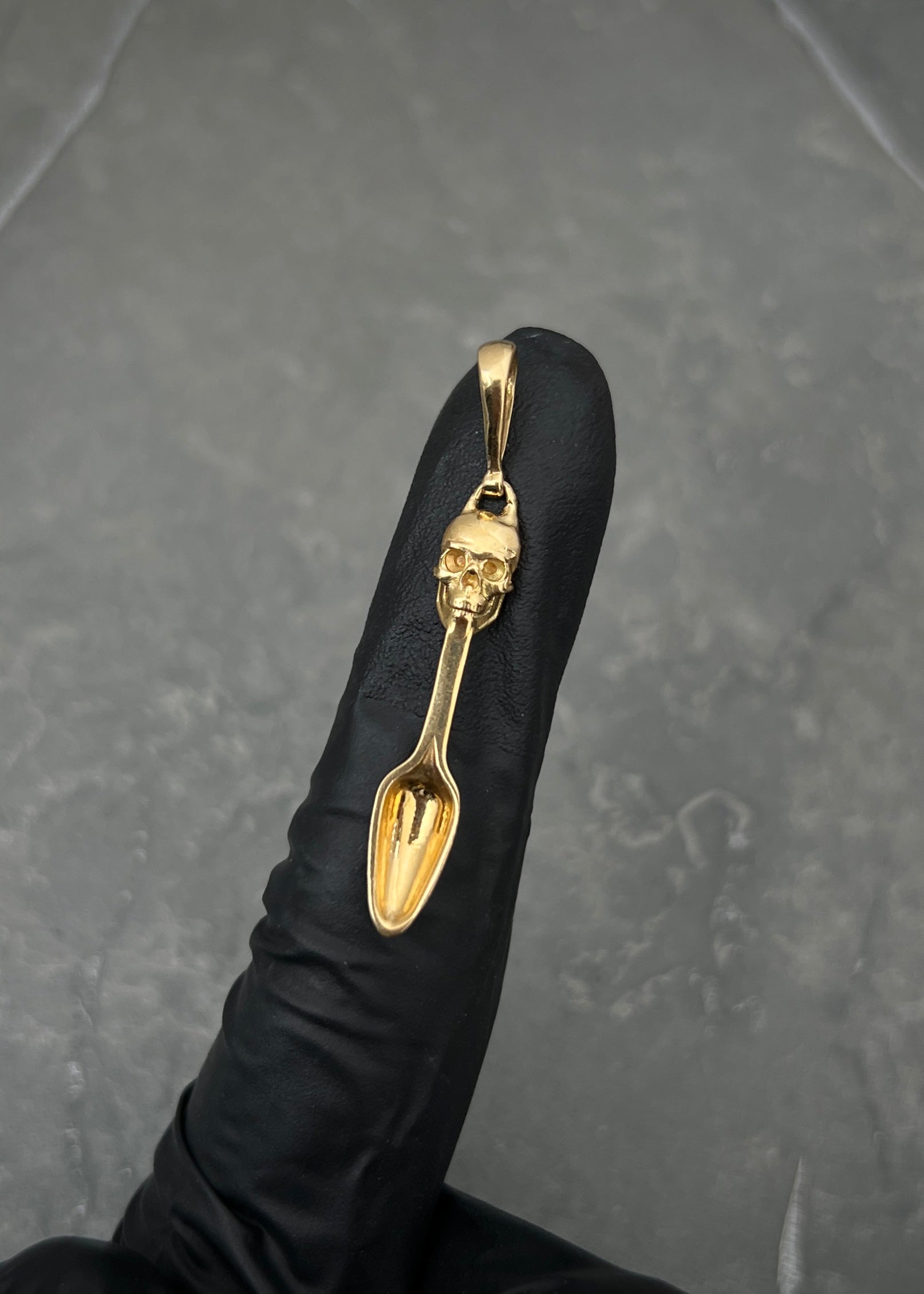 Dije cuchara con calavera 2.05gr / Largo 4cm / Oro Amarillo Nac M