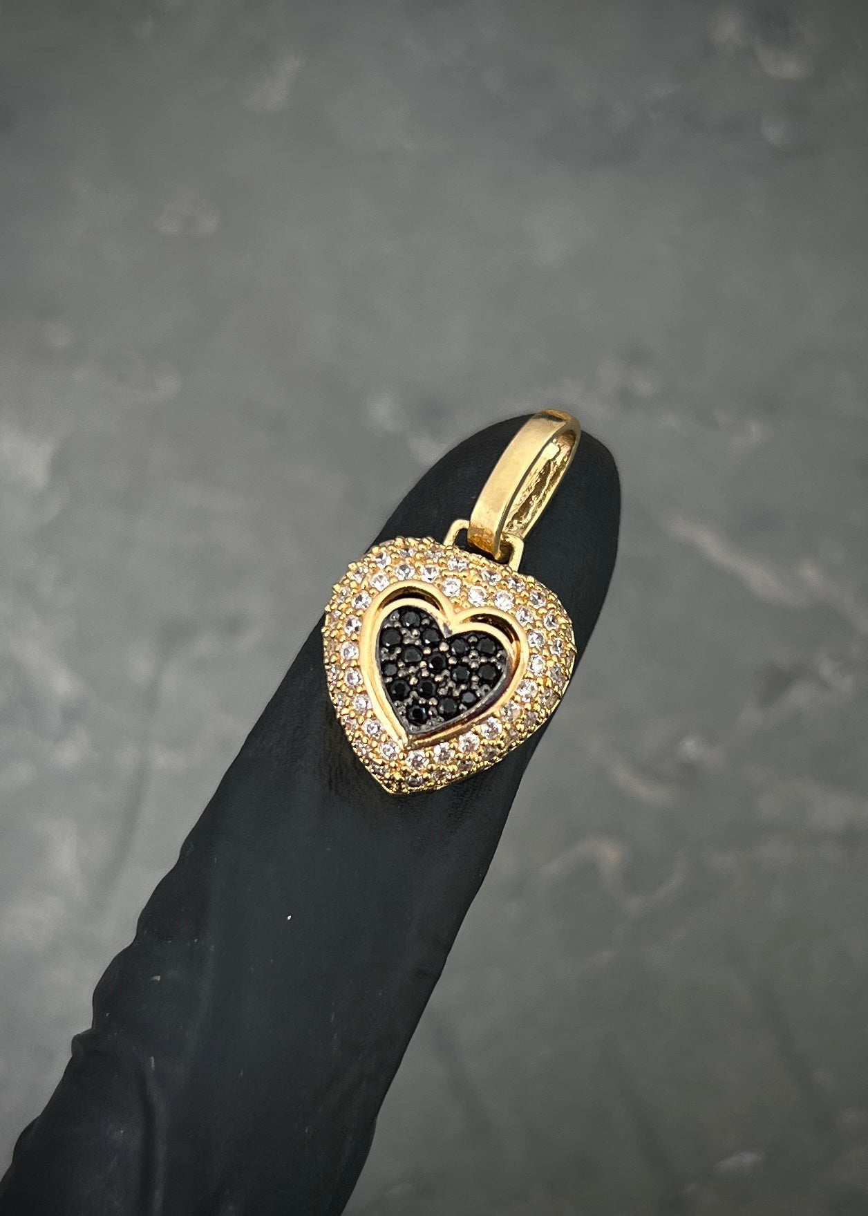 Dije corazon con swarovski blanco y negro 4.3gr / Largo 2.5cm / Oro Amarillo Nac M