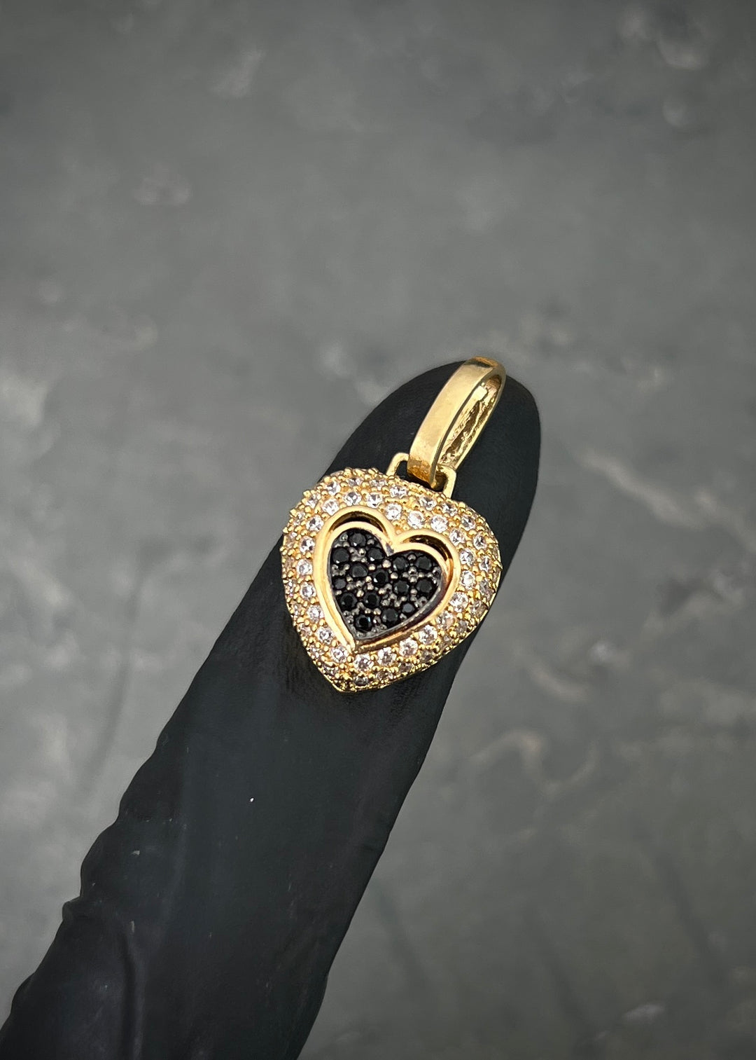 Dije corazon con swarovski blanco y negro 4.3gr / Largo 2.5cm — Oro Amarillo