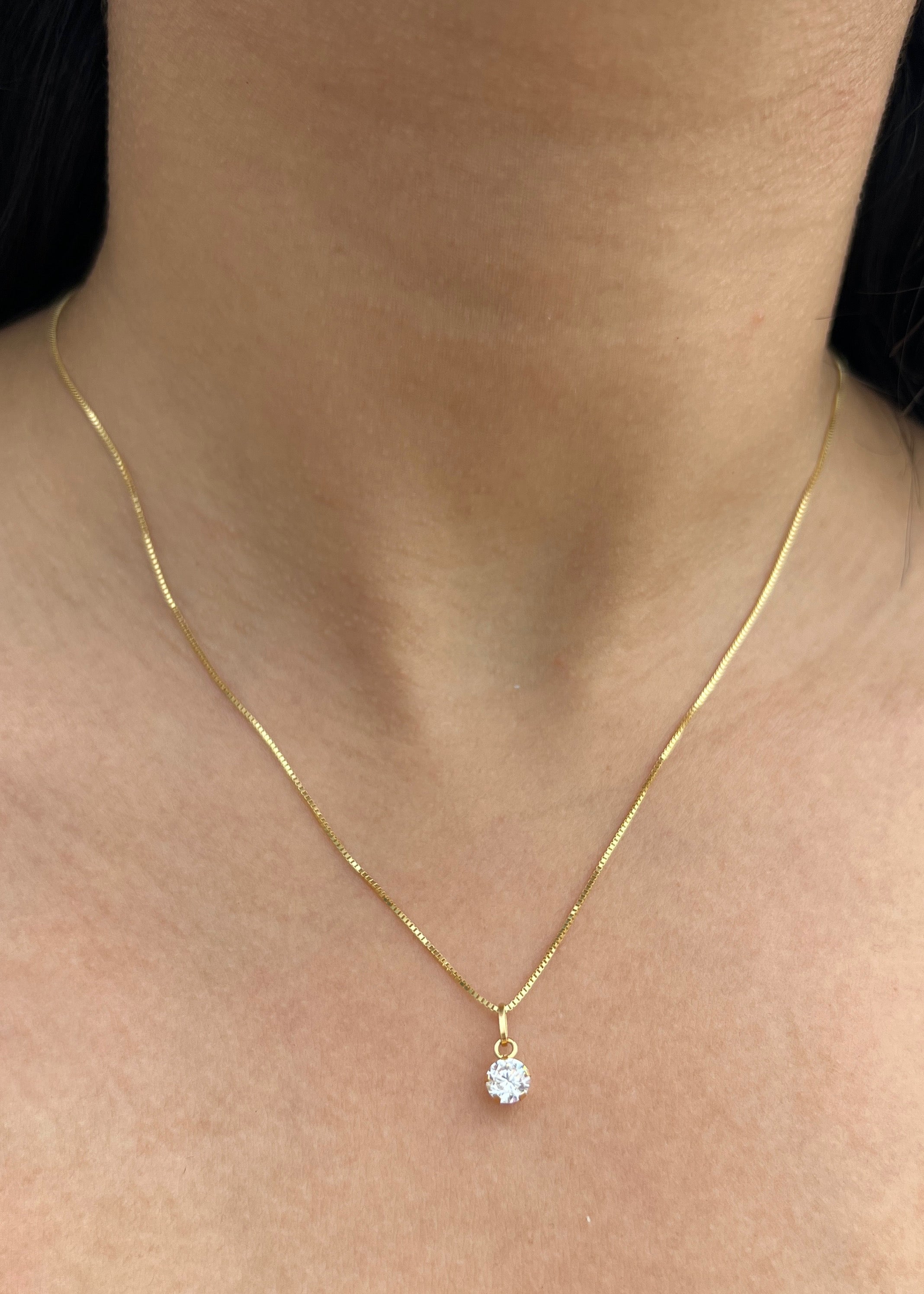 Dije con Swarovski Blanco 0.35gr / 1.1cm / 5.2mm — Oro Amarillo