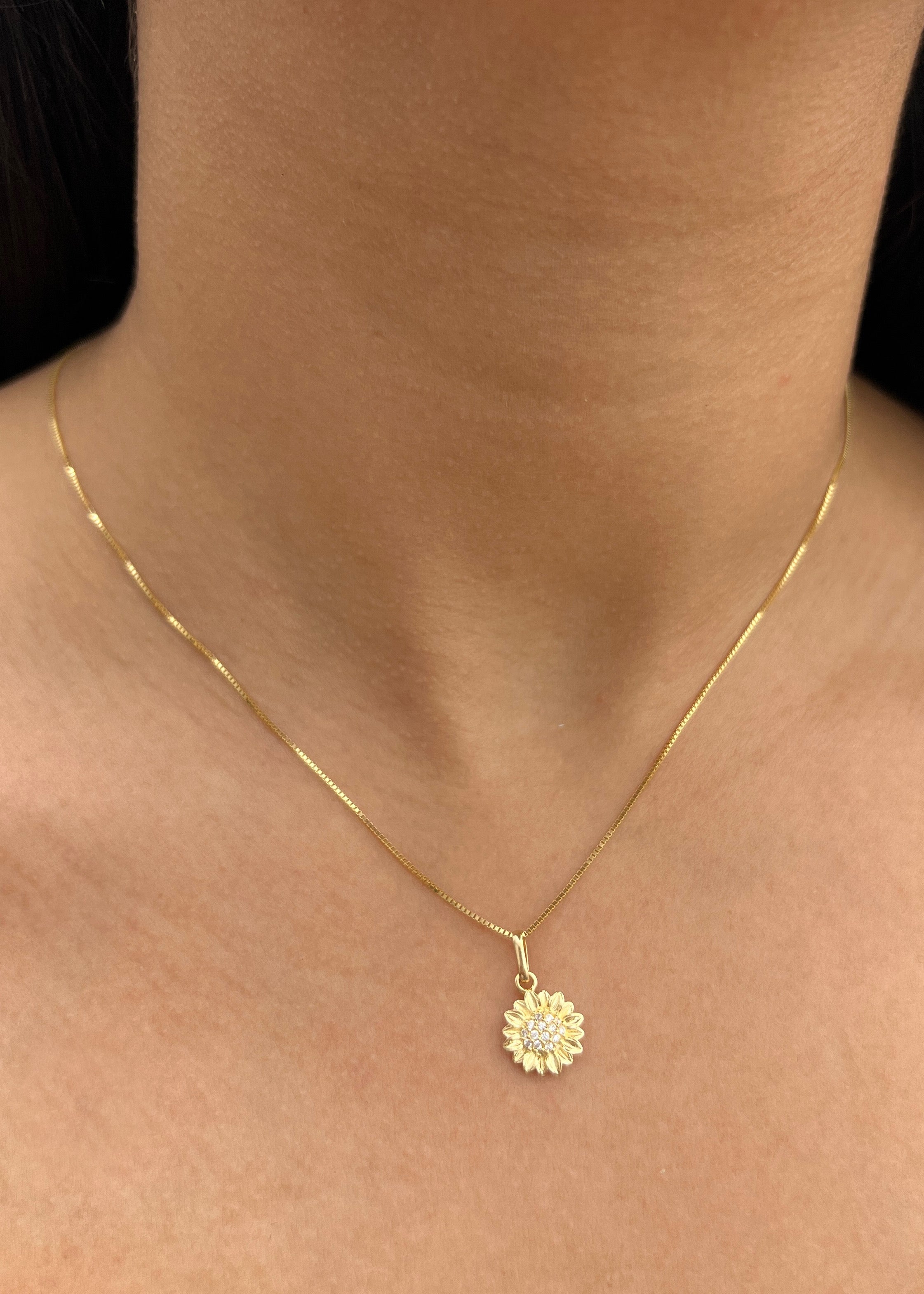 Dije Girasol con Swarovski Blanco 1gr / 1.7cm / 10.3mm — Oro Amarillo