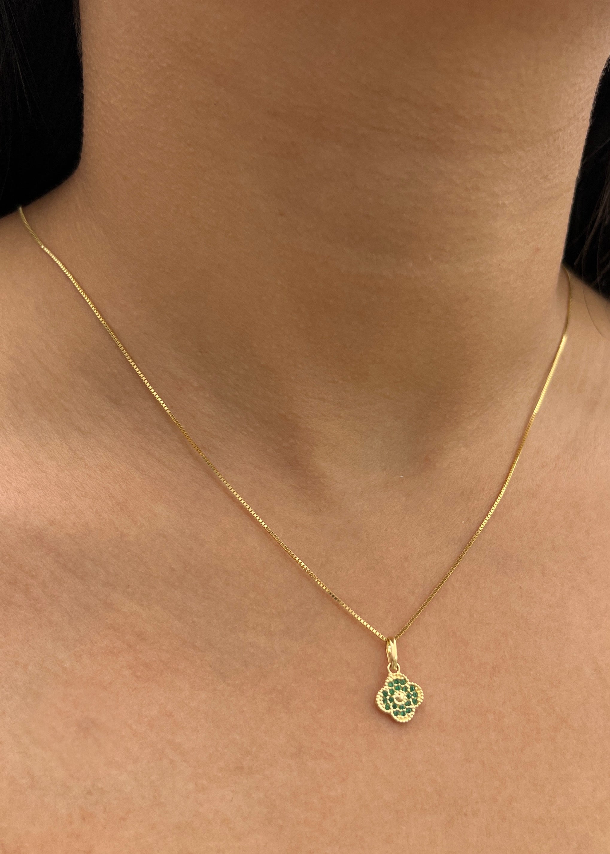 Dije Flor con Swarovski Verde 0.75gr / 1.5cm / 9mm — Oro Amarillo