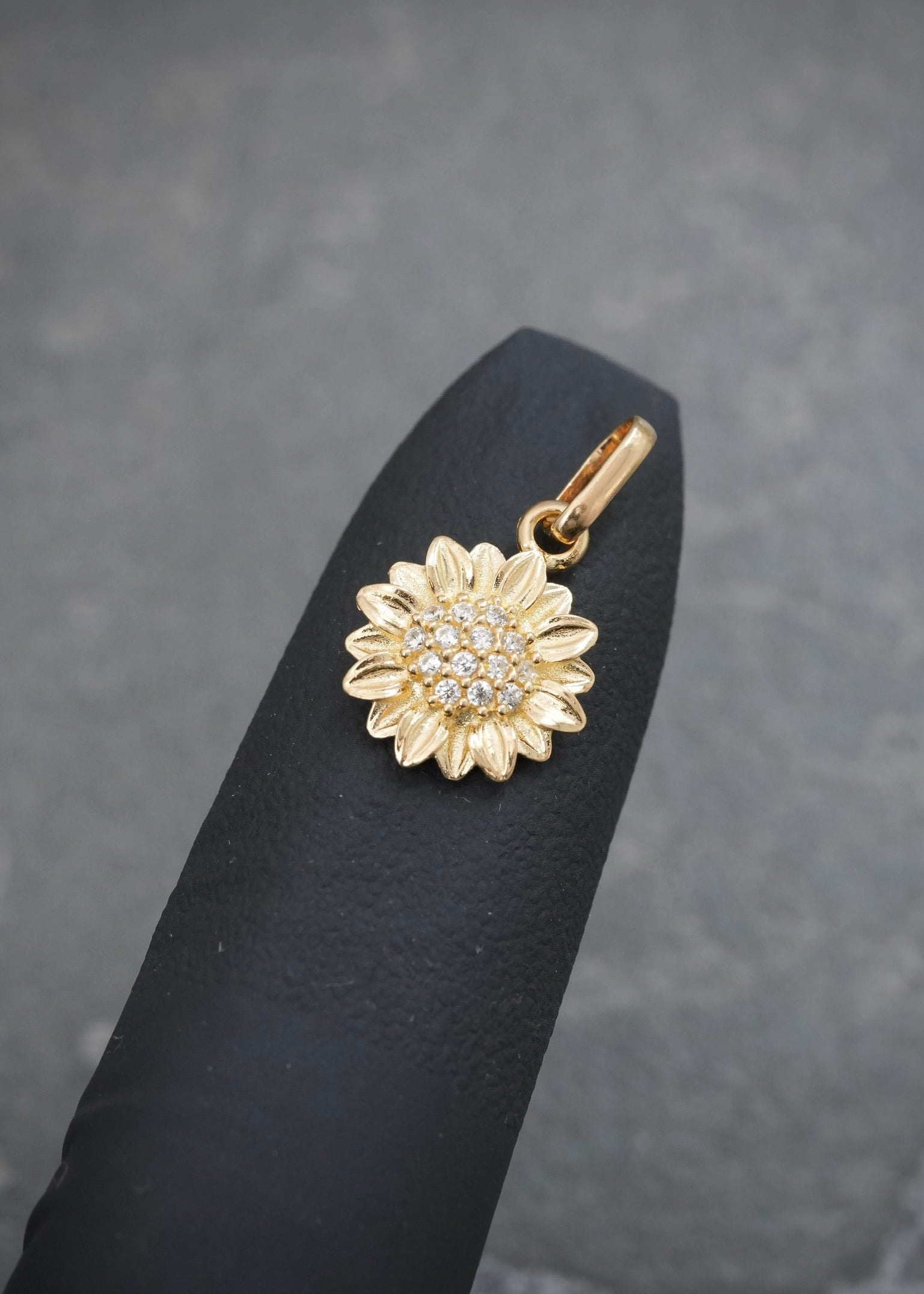 Dije Girasol con Swarovski Blanco 1gr / 1.7cm / 10.3mm — Oro Amarillo