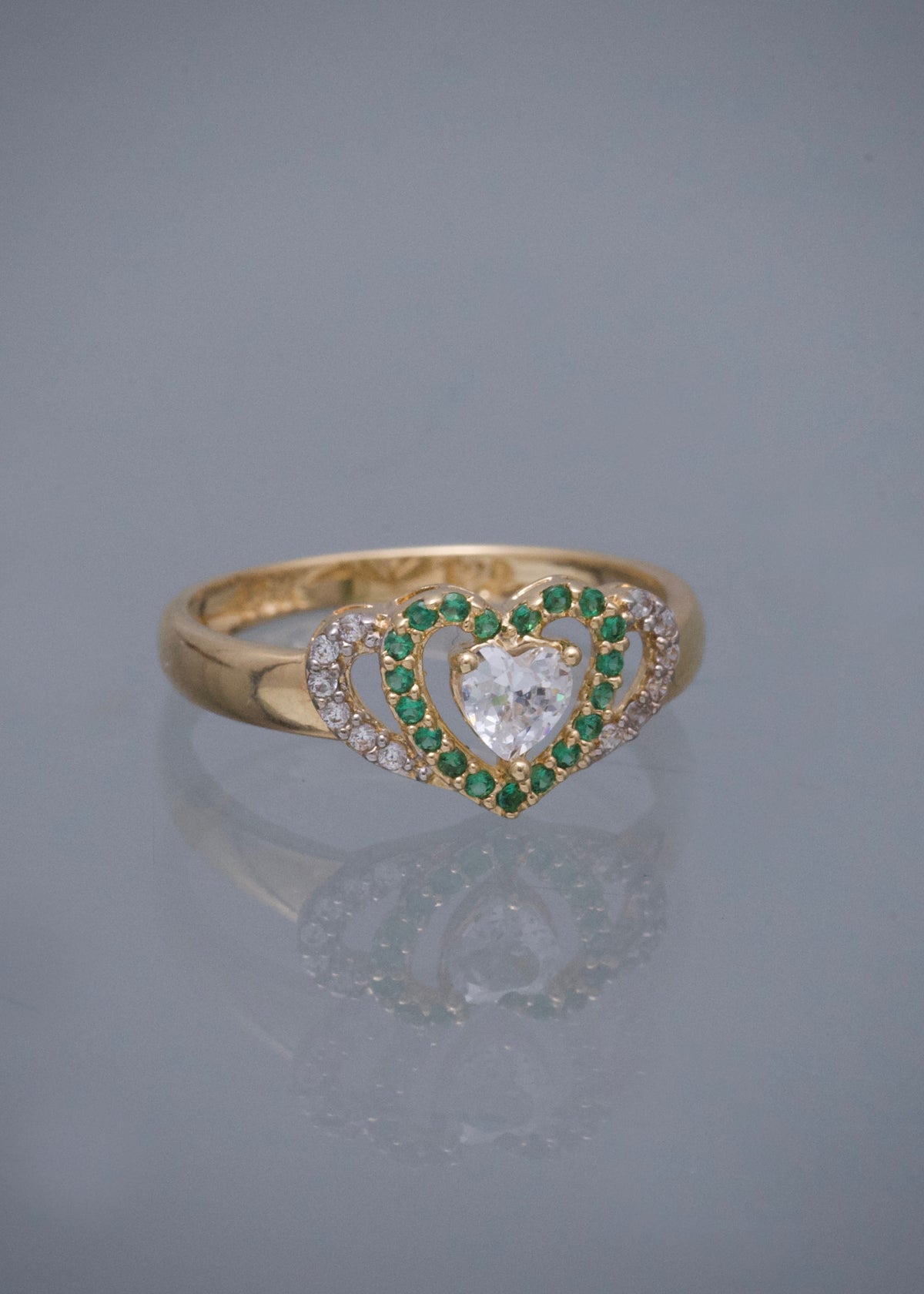 Anillo Corazon con Swarovski Verde y Blanco 2.05gr / Talla 6 1/4 — Oro Amarillo