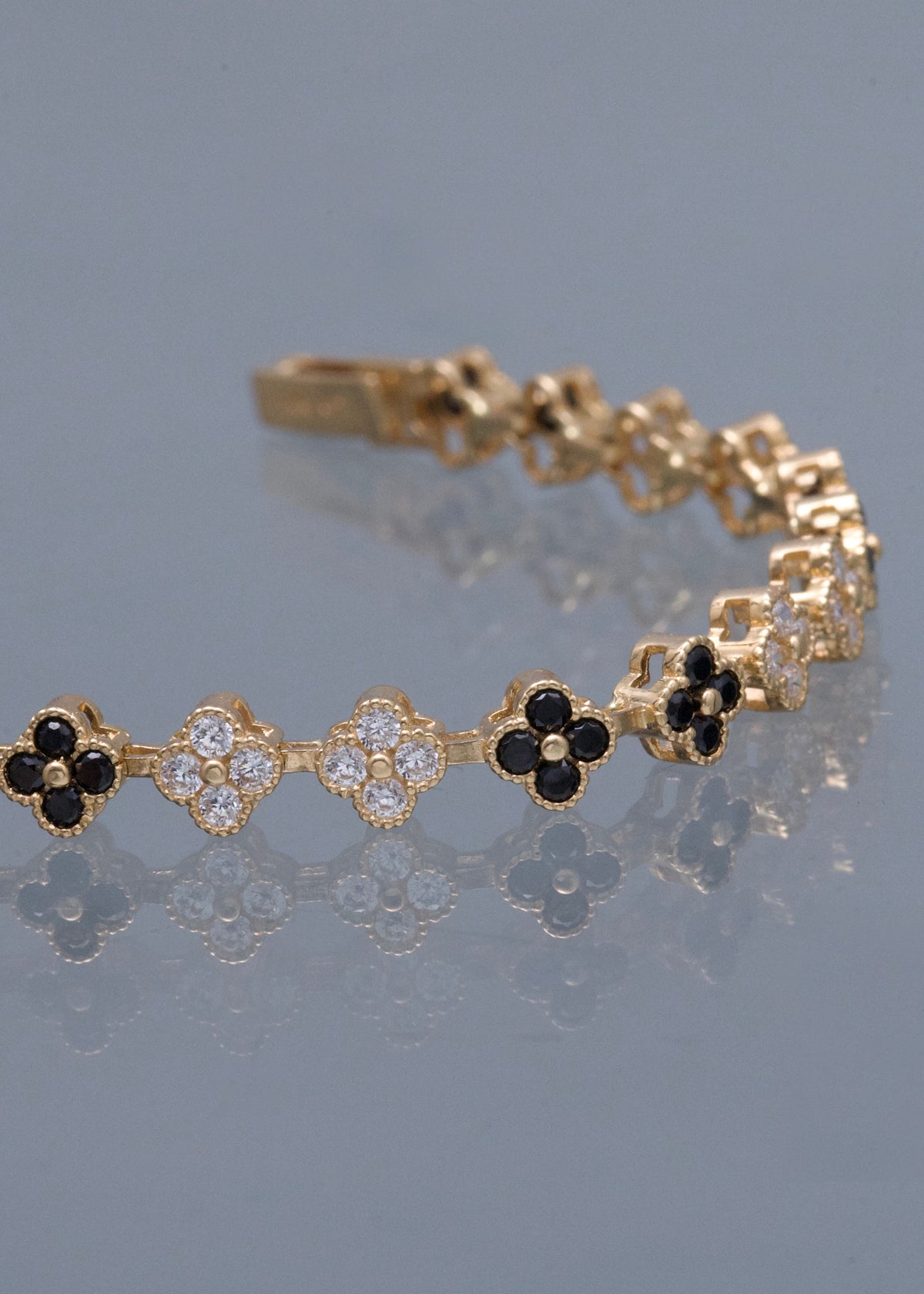 Pulso Flor con Swarovski Blano y Negro 13.2gr / 20.5cm / 6mm — Oro Amarillo